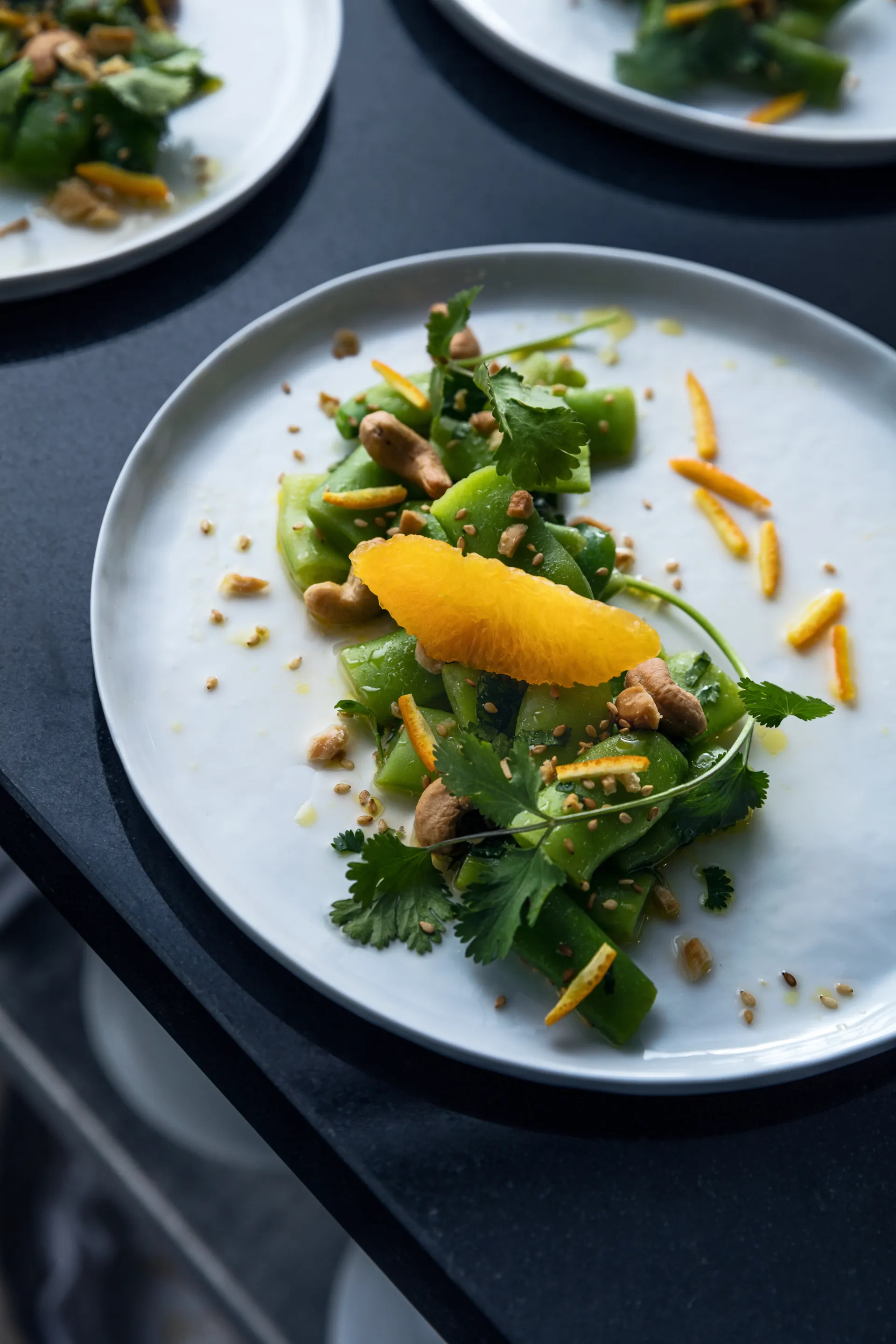 Salada revigorante de feijões planos cítricos