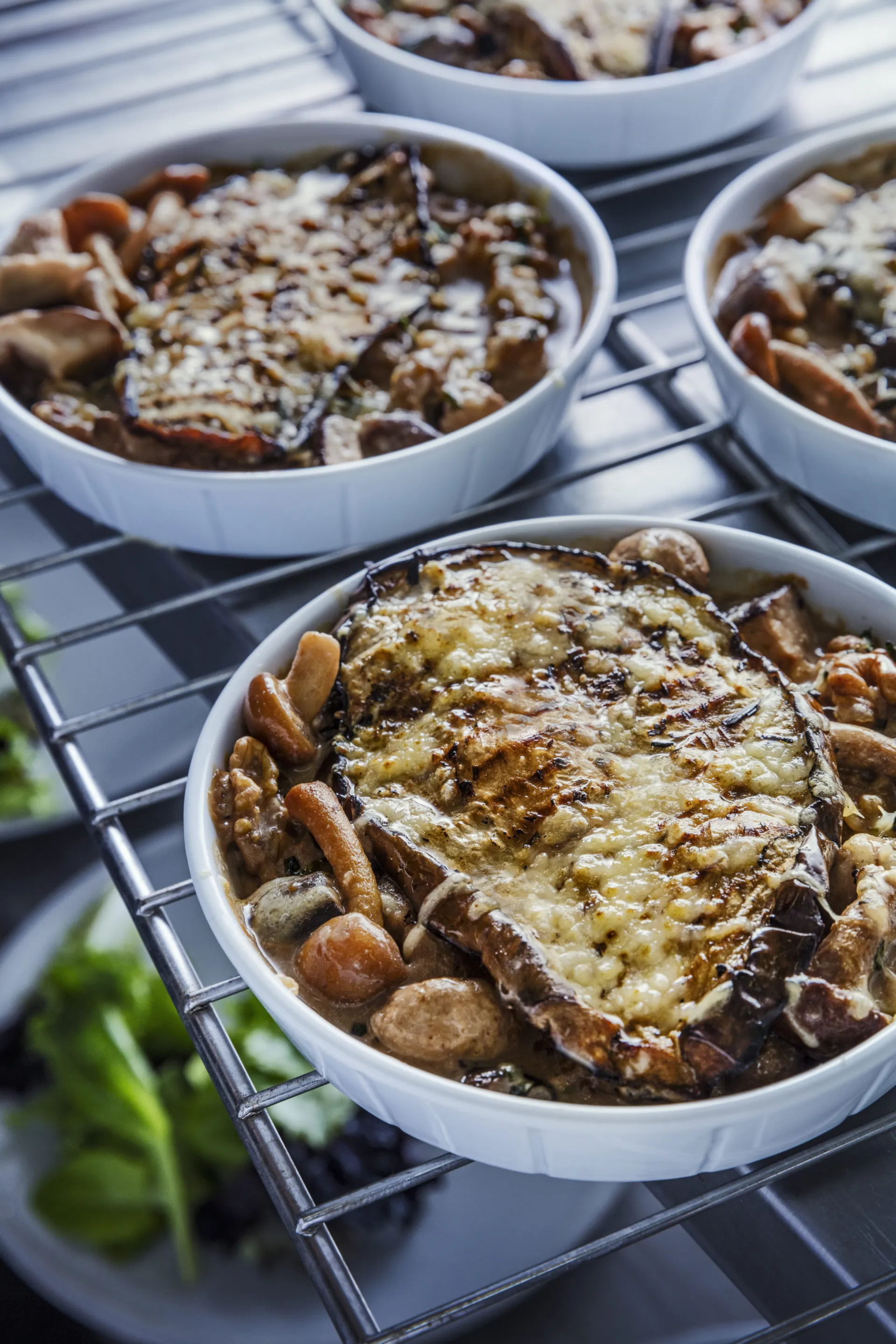 Gratinado cremoso de beringela assada e cogumelos