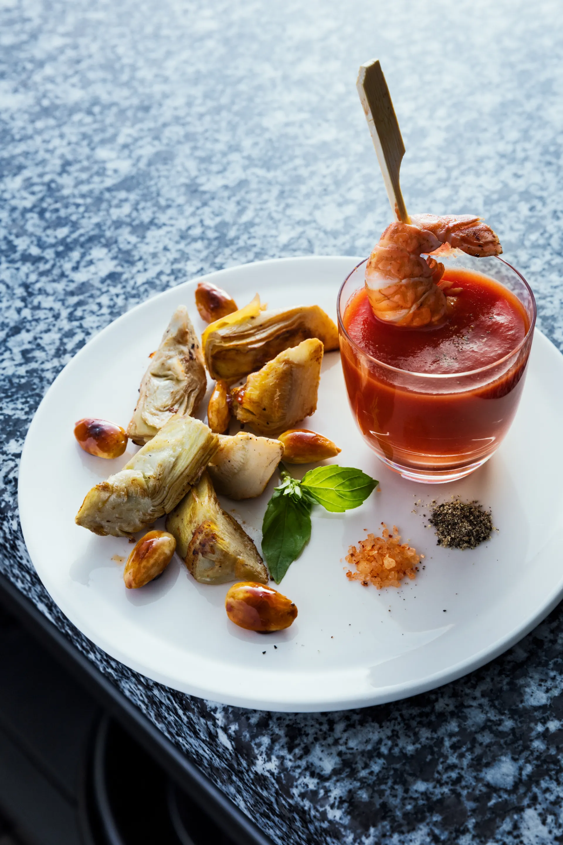 Gazpacho, alcachofas y langostinos
