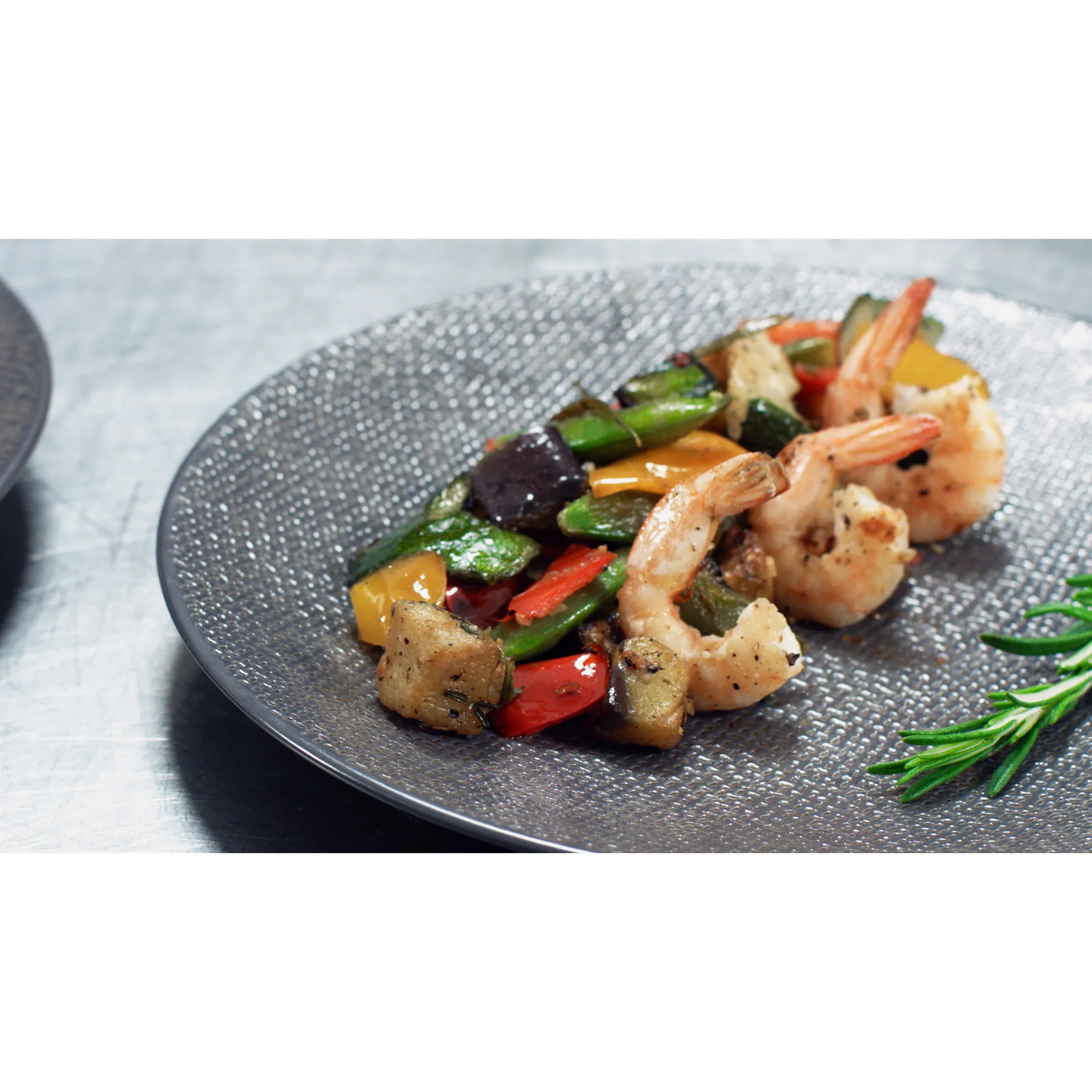 Plancha de verduras asadas, romero y gambas