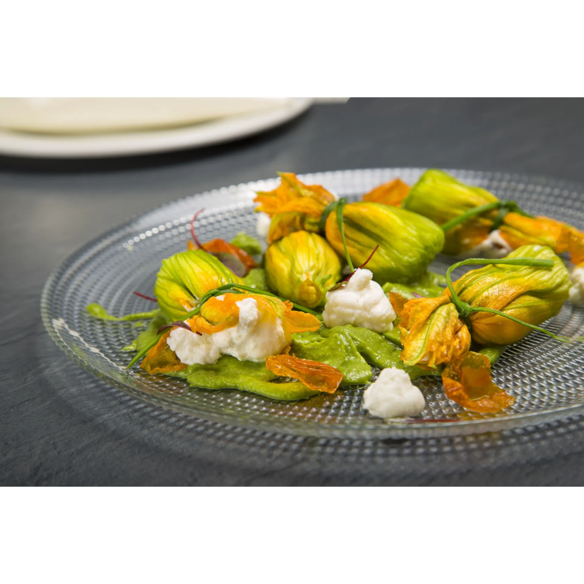 Fiori di zucca farciti con ricotta al limone, erba cipollina e crema di verdure