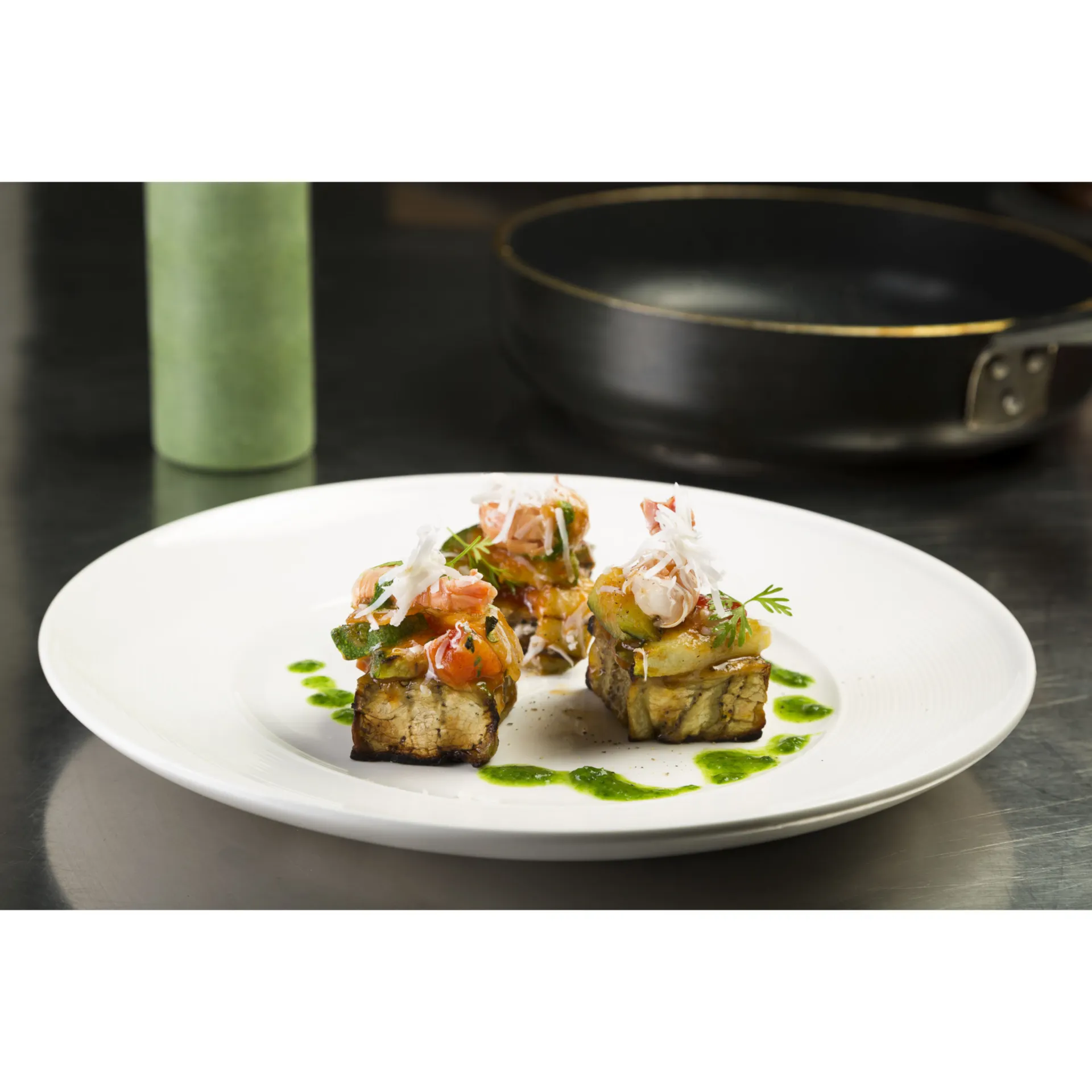 Berenjenas con pisto de verduras, cigalas asadas, cacioricotta y aliño de col kale