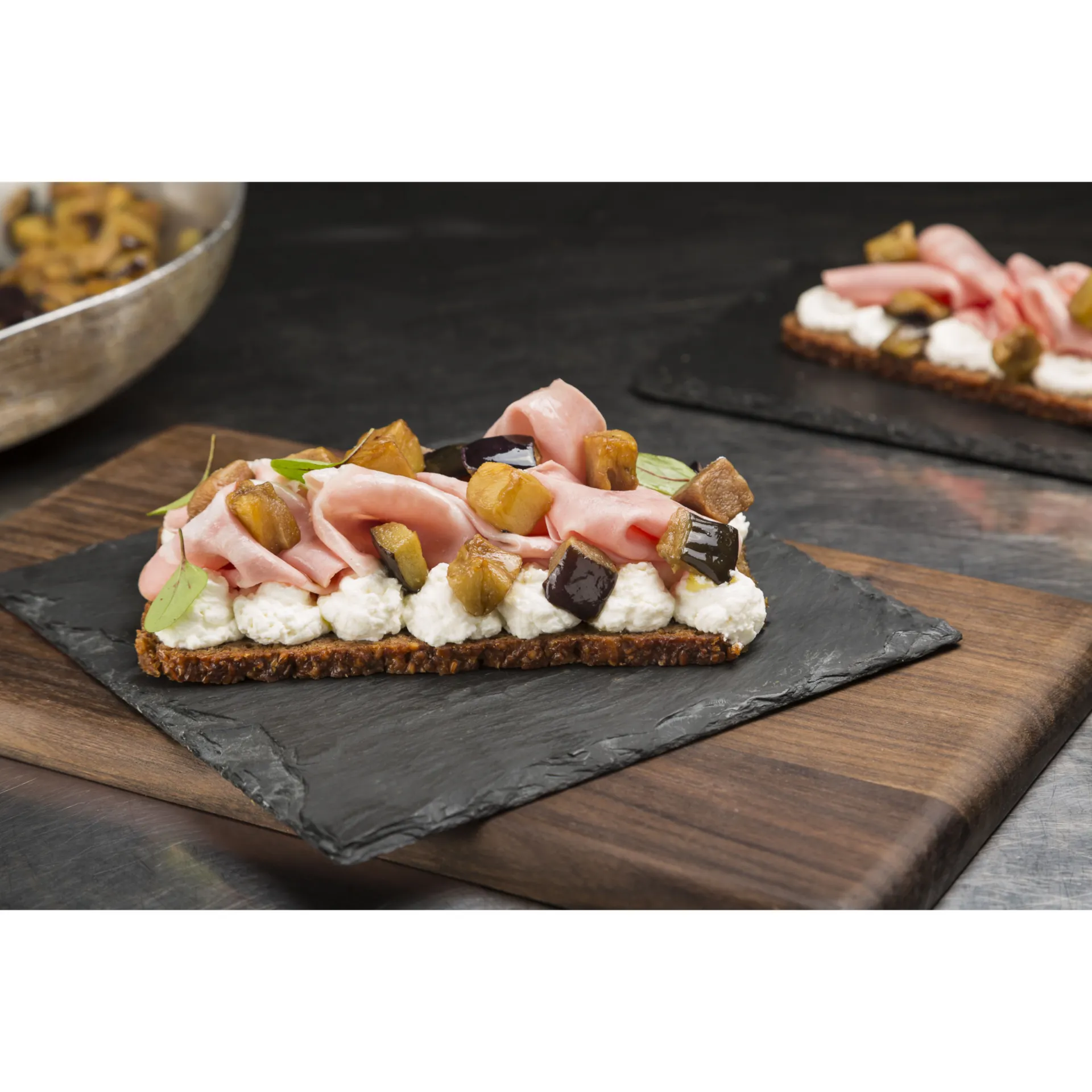 Bruschetta di segale con mortadella vegan, melanzane e ricotta di riso