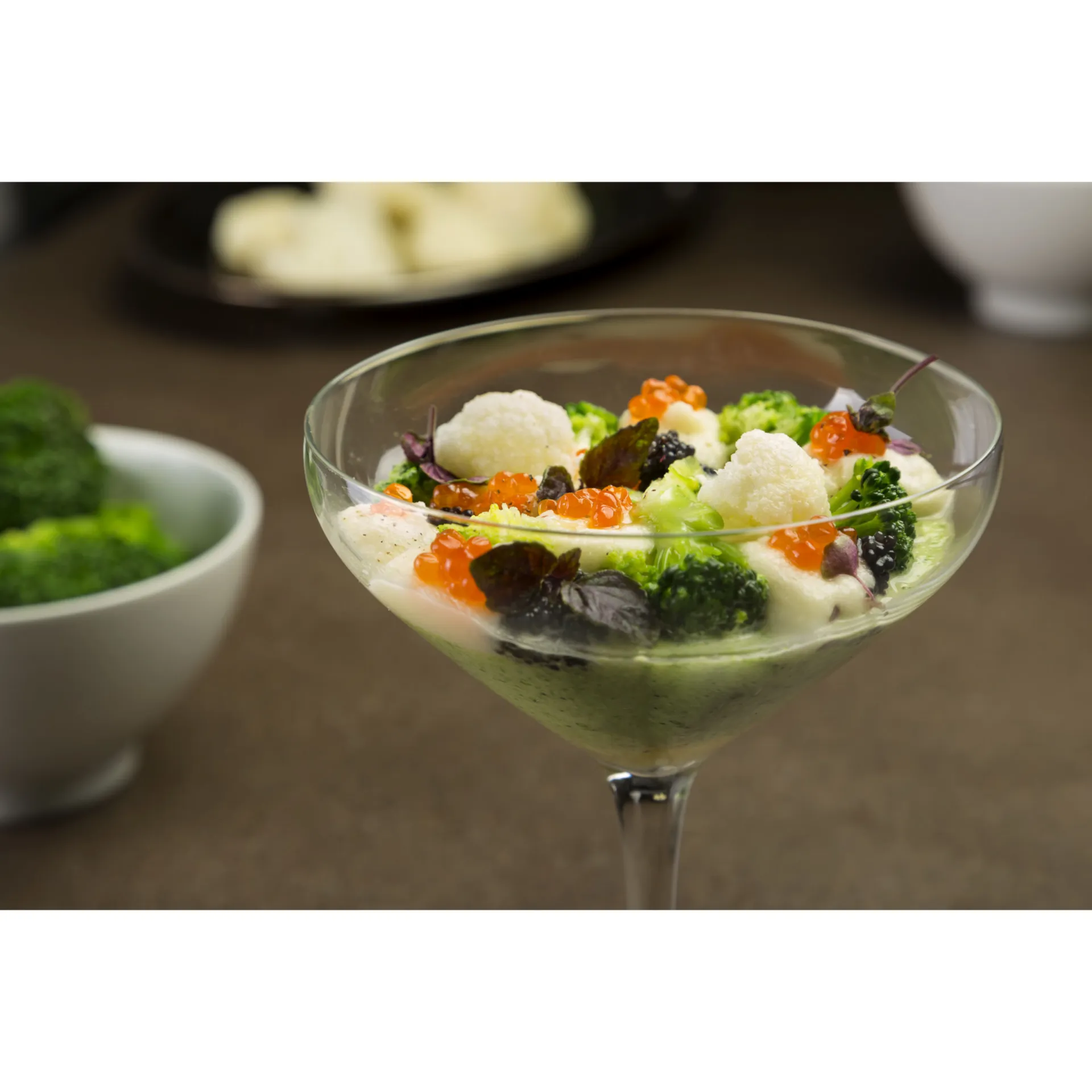 Copo frio de brócolos com ovas de salmão e creme de couve-flor