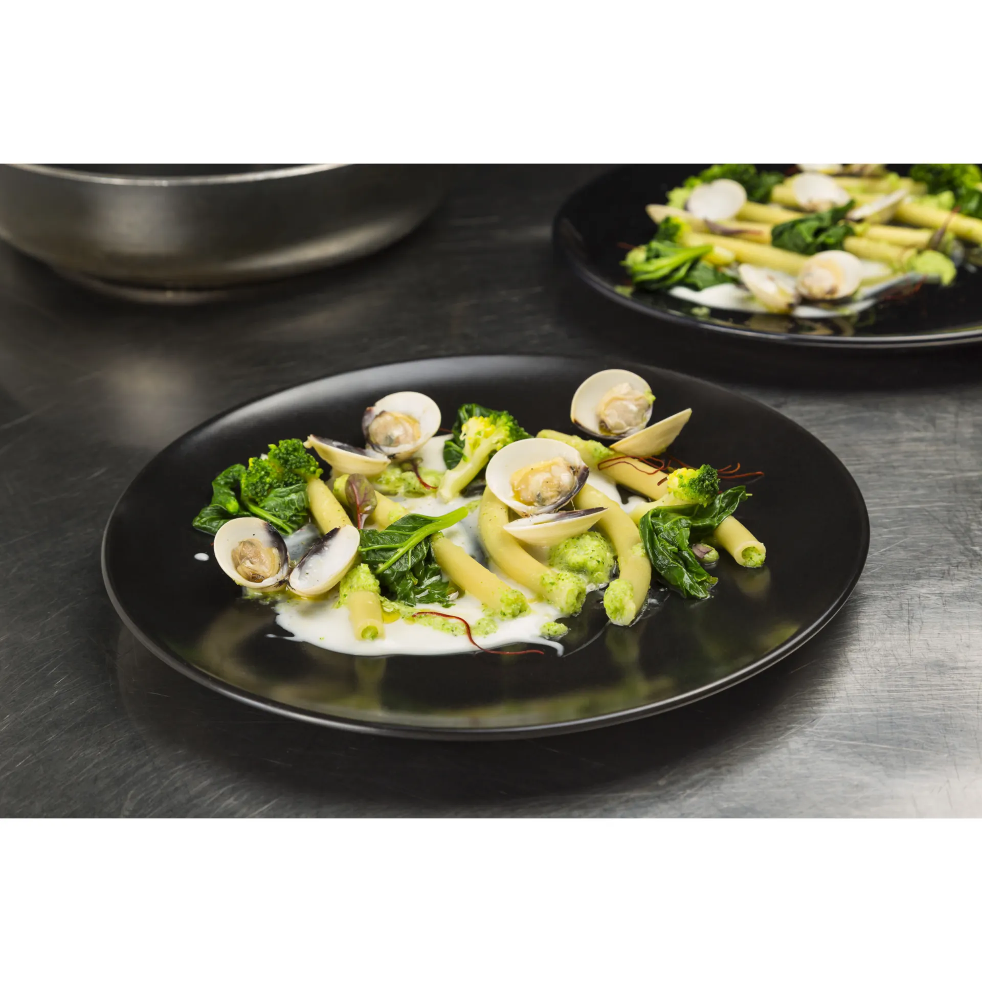 Maccheroni ripieni di pesto di broccoli con vongole, friarielli e panna acida