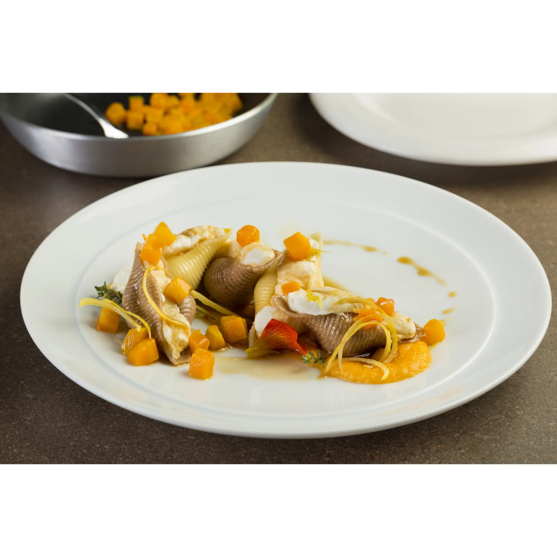 Conchiglie ricotta al limone, zucca e sugo d'arrosto