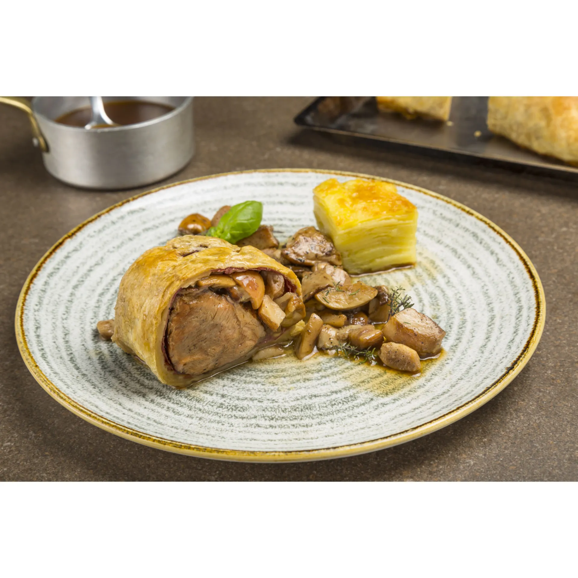 Filetto alla Wellington con funghi porcini e millefoglie di patate