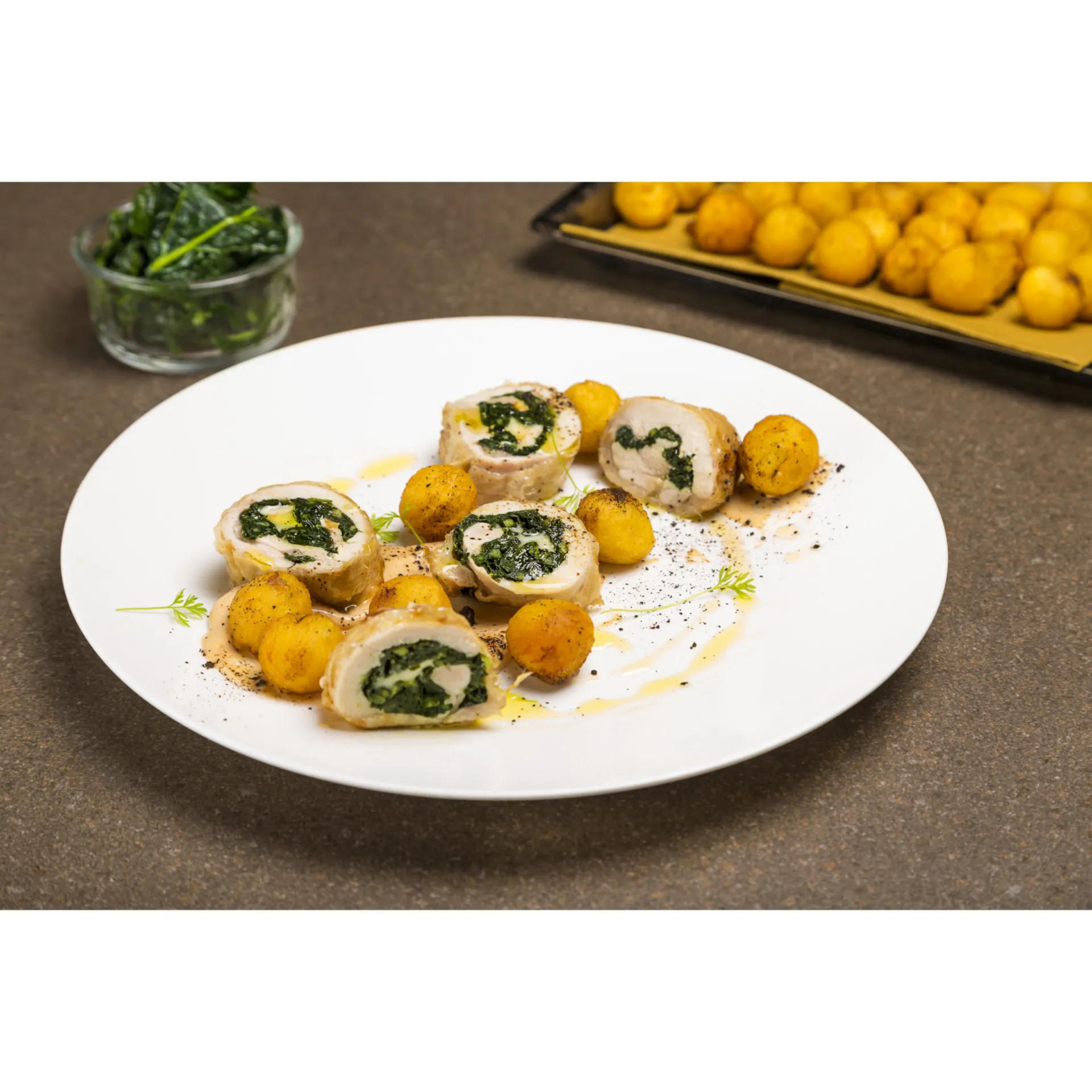 Rollè di pollo, cavolo nero e taleggio con patate alla liquirizia