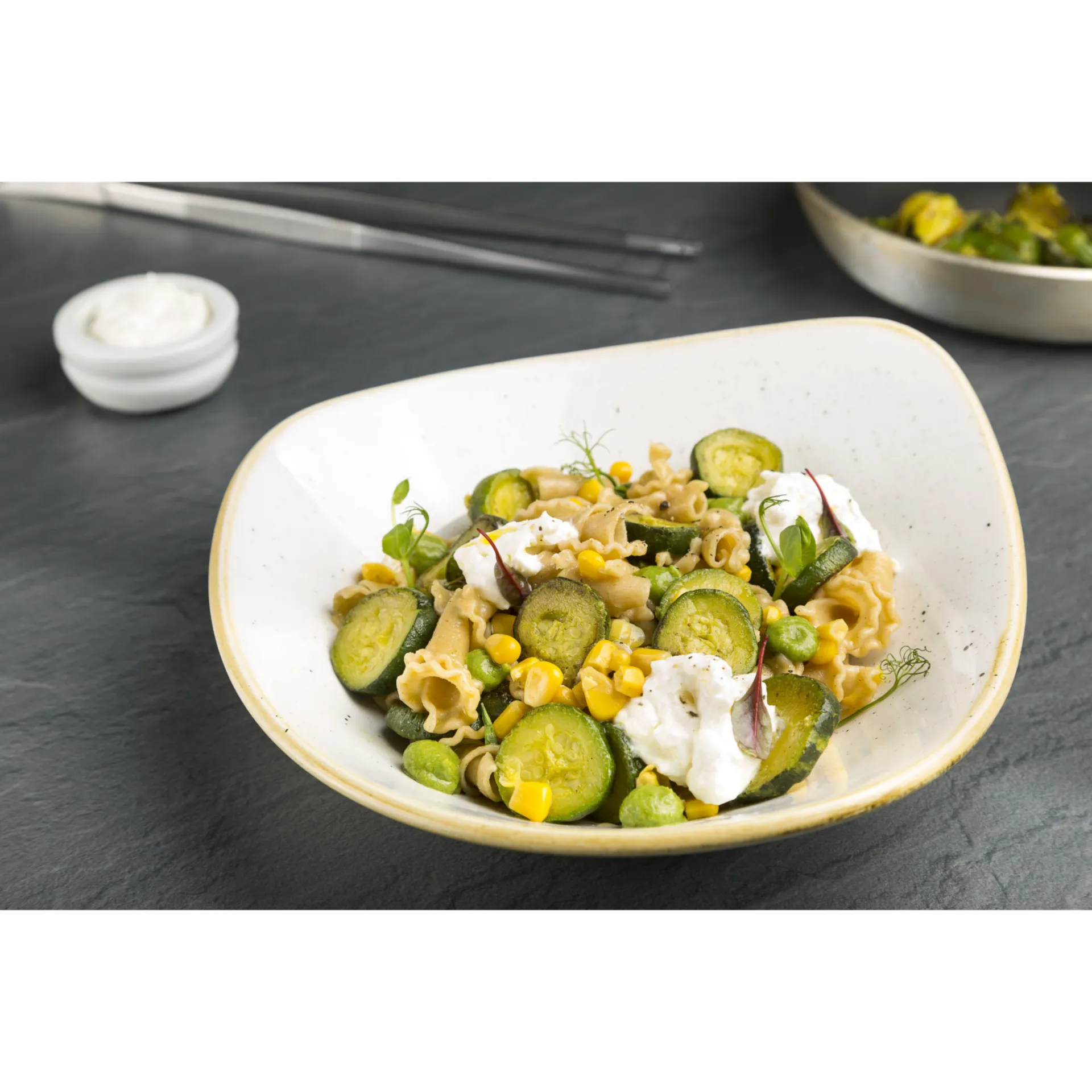 Insalatina di creste di gallo con stracciatella, zucchine, mais e dressing di fave