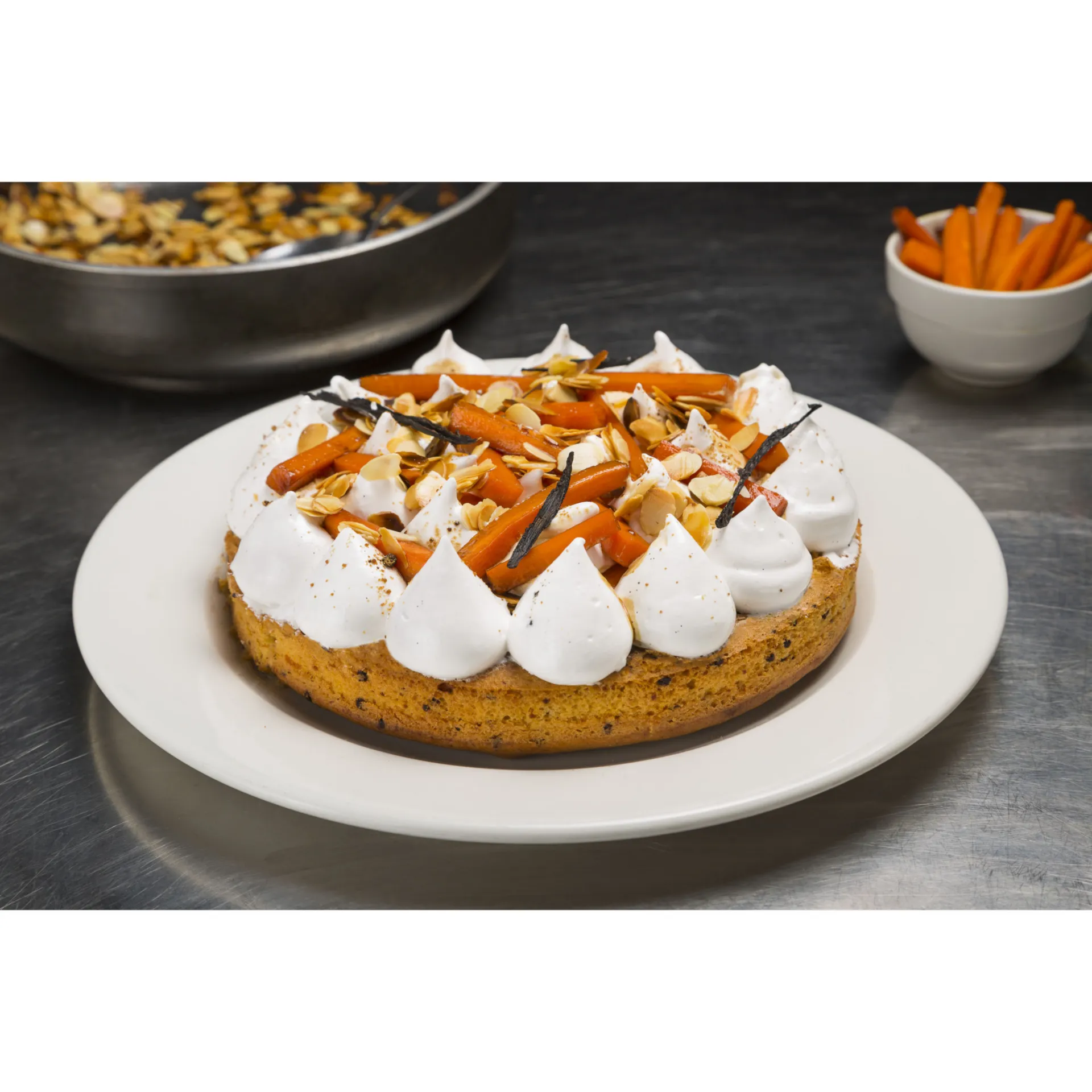 Carrot cake alle mandorle con mousse alla vaniglia e gocce di cioccolato