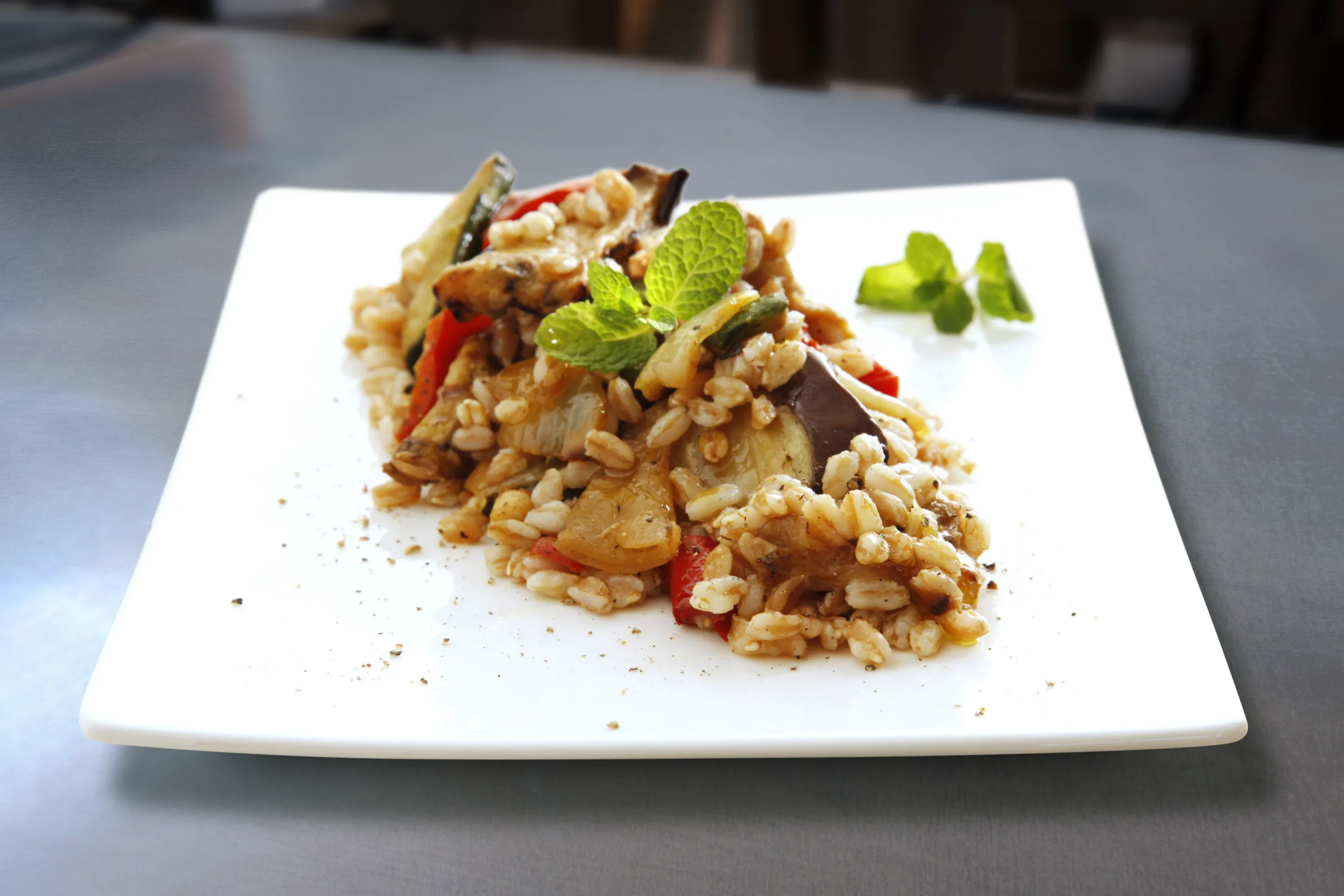 Cous cous ai frutti di mare con verdure grigliate e pesto al basilico