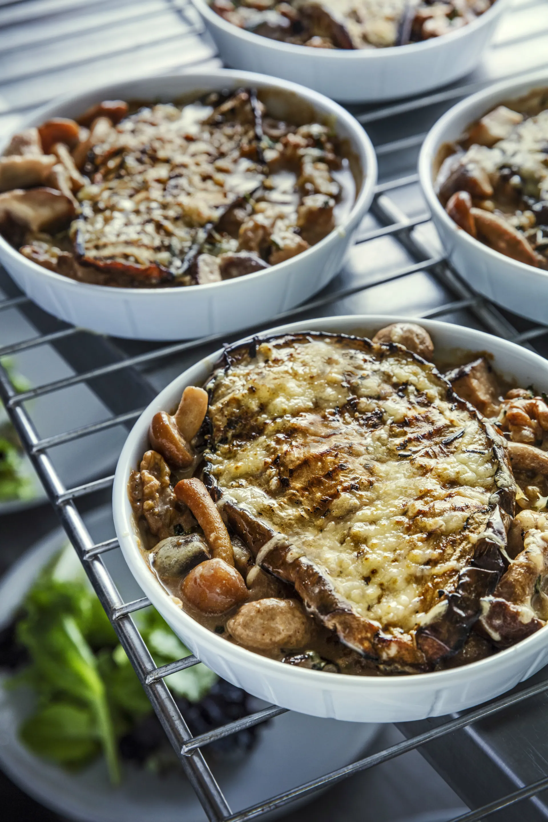 Gratinado de beringelas assadas e mistura de cogumelos