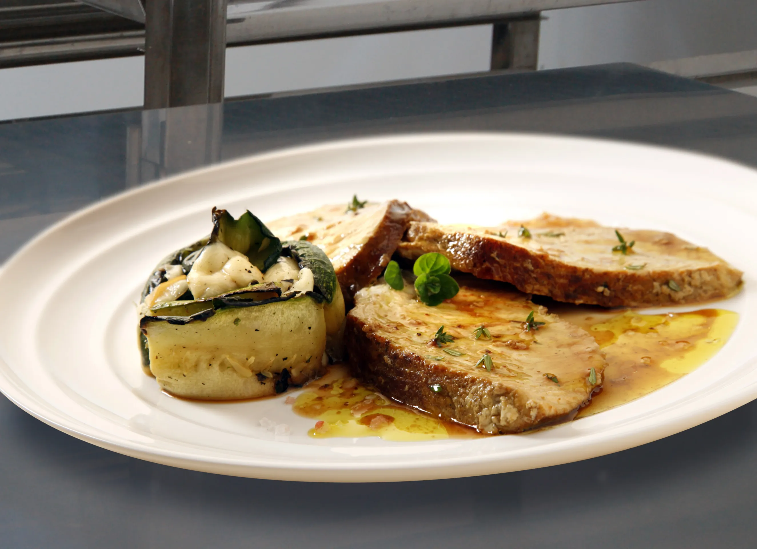 Tagliata di tacchino al curry con tortino di zucchine grigliate e provola affumicata