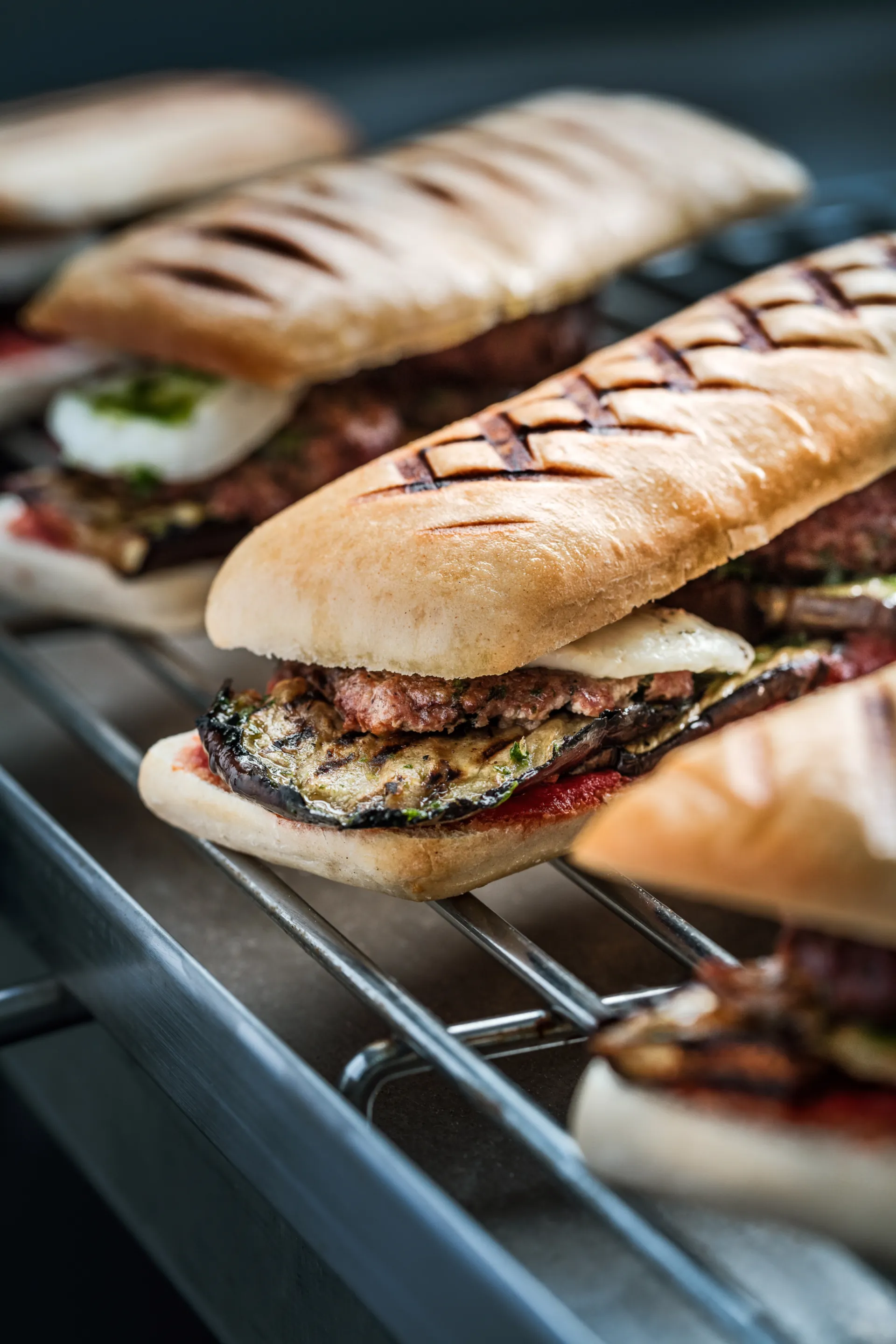 Panino con melanzane grill, salamella e menta