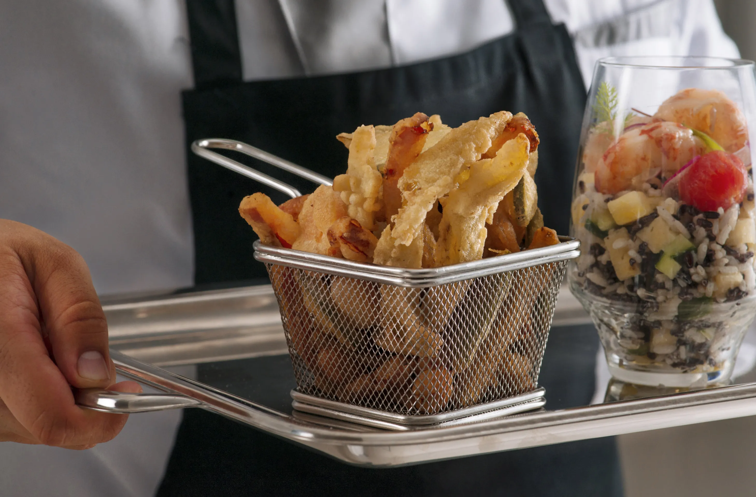 Insalatina di riso black & white con avocado, ananas, gamberi e tempura di verdure