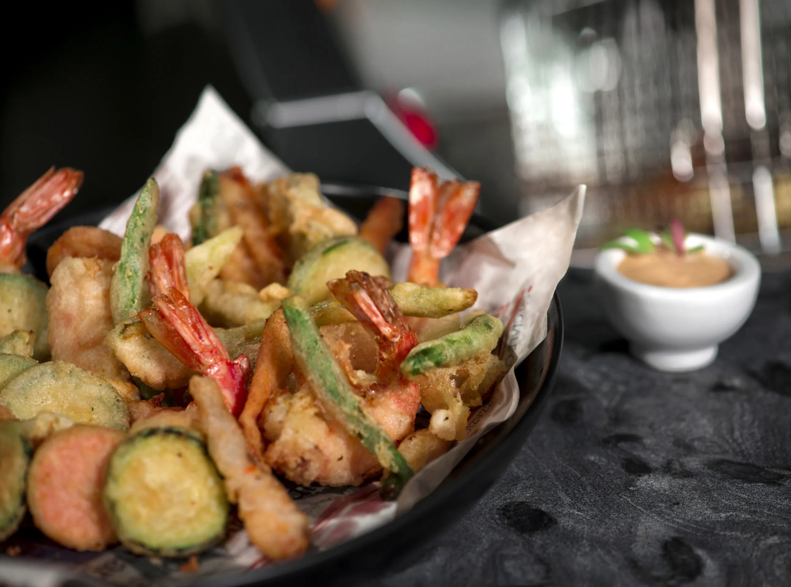 Gambas grandes com tempura de legumes e molho picante