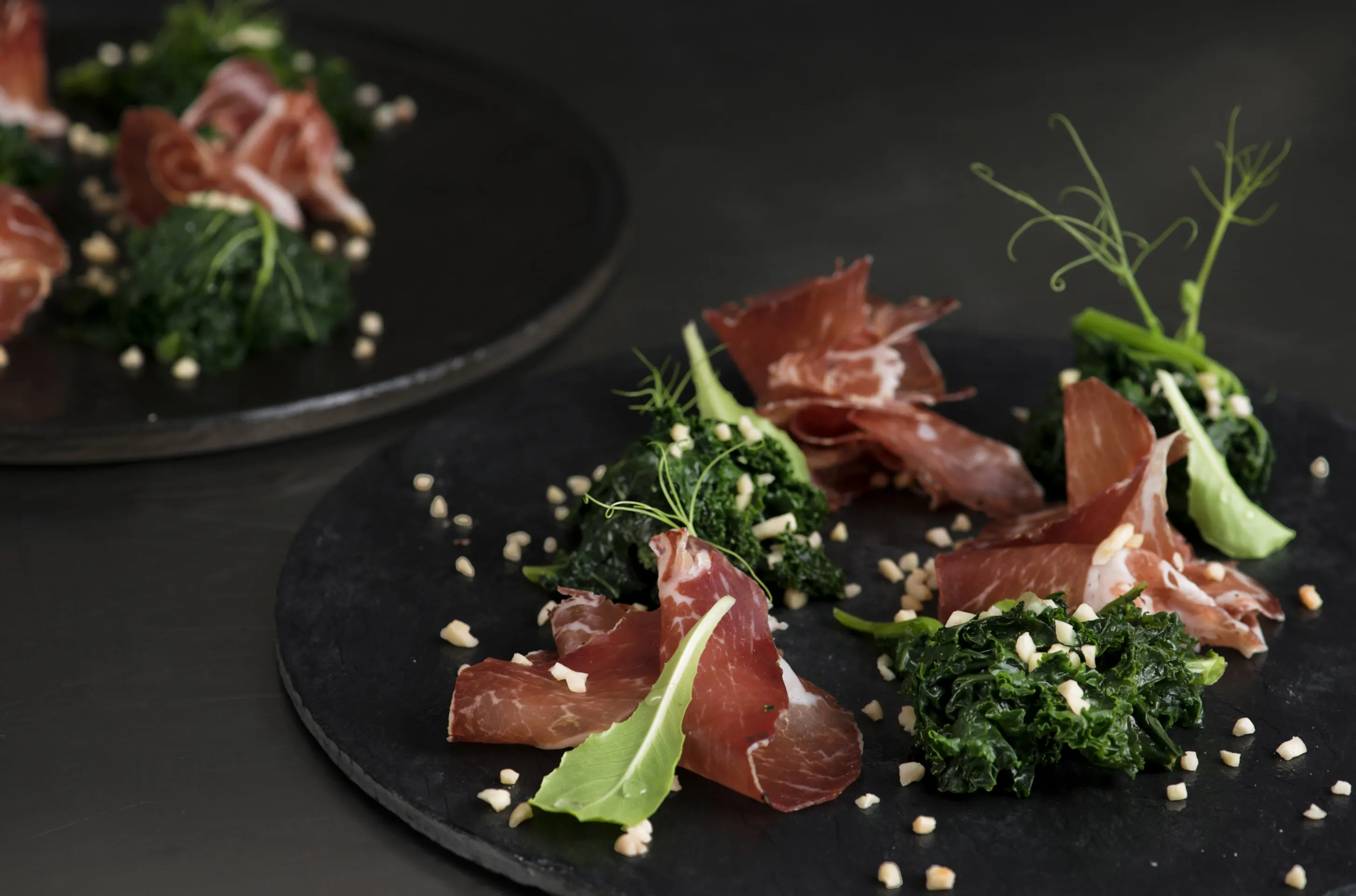 Insalata di capocollo con cavolo nero riccio Kale e mandorle tostate