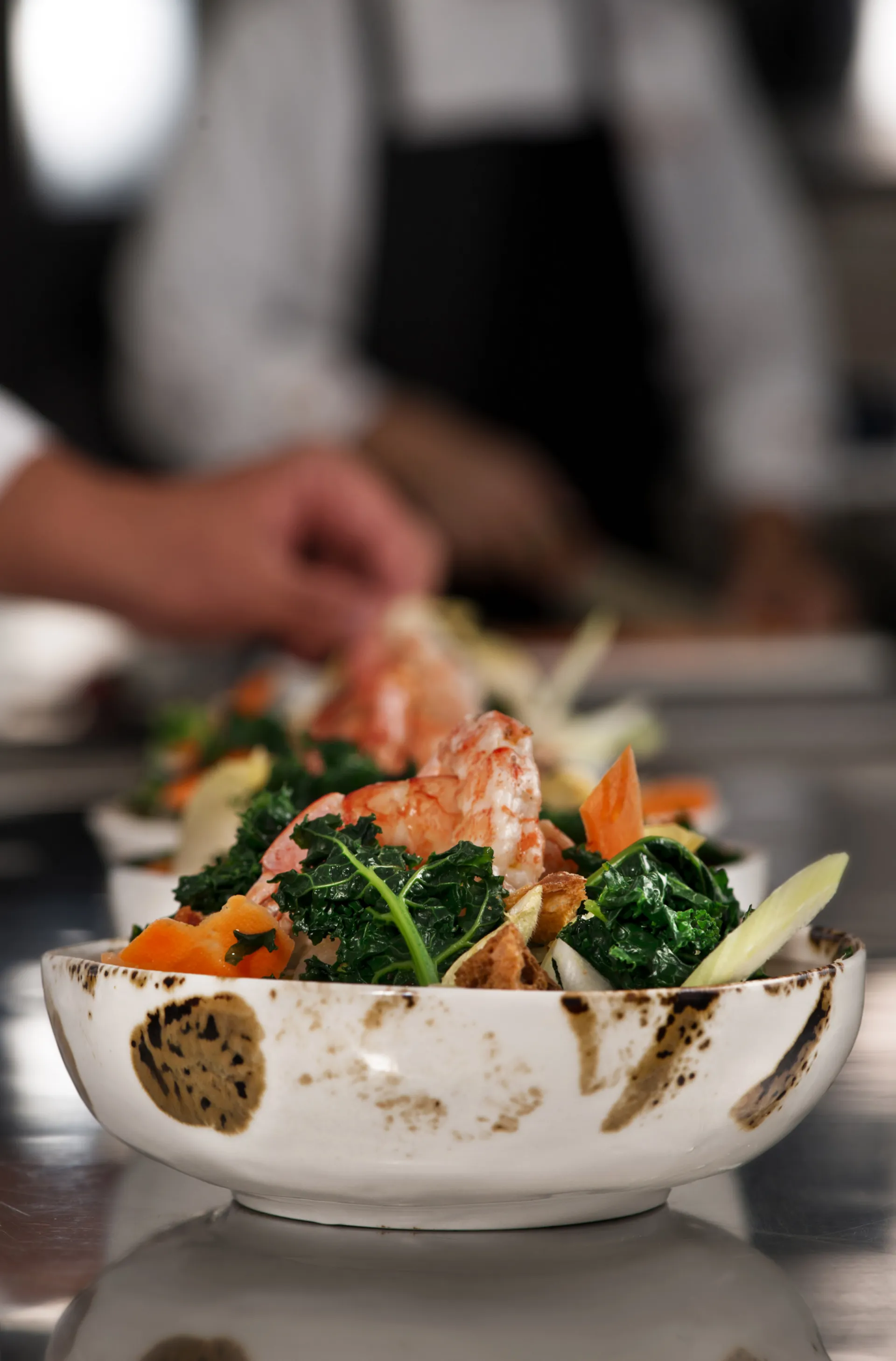 Cialledda di friselle con gamberi al vapore, cavolo nero riccio Kale e verdura cruda