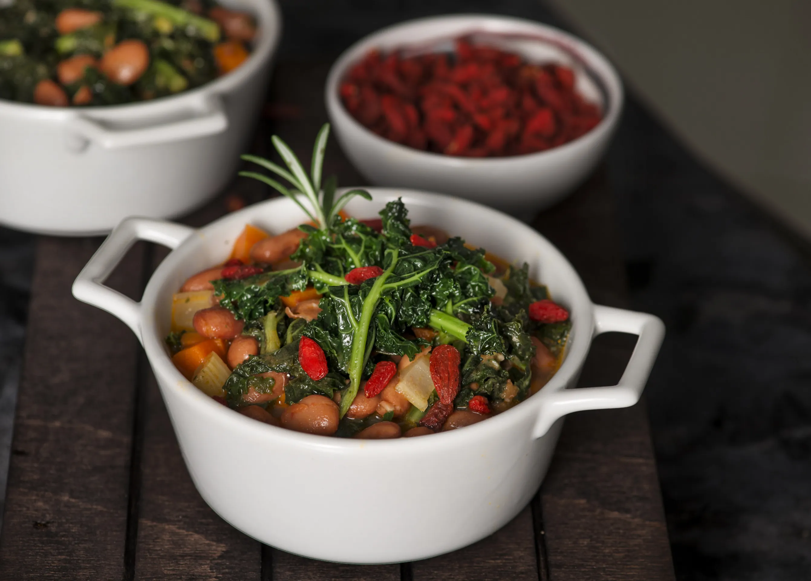 Minestrone z jarmużem, białą fasolą i jagodami goji
