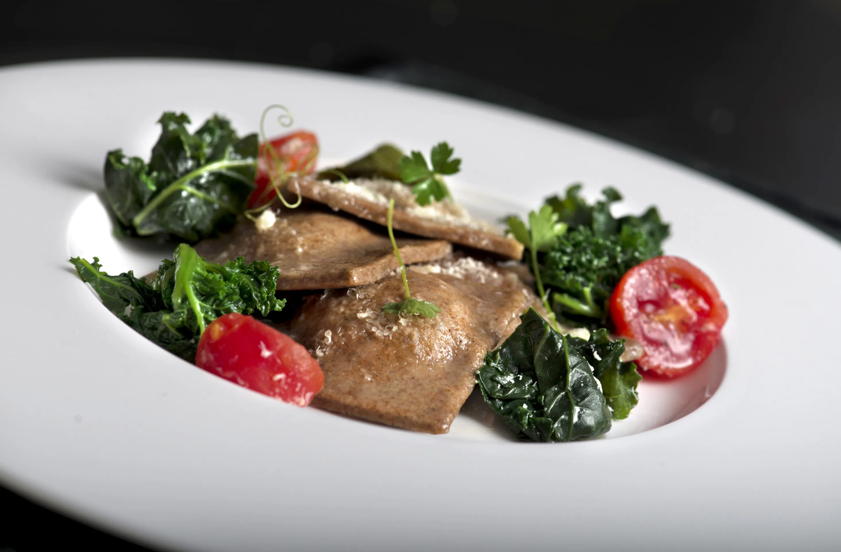 Ravioli di grano arso con ricotta al limone, pomodoro candito e cavolo nero riccio Kale