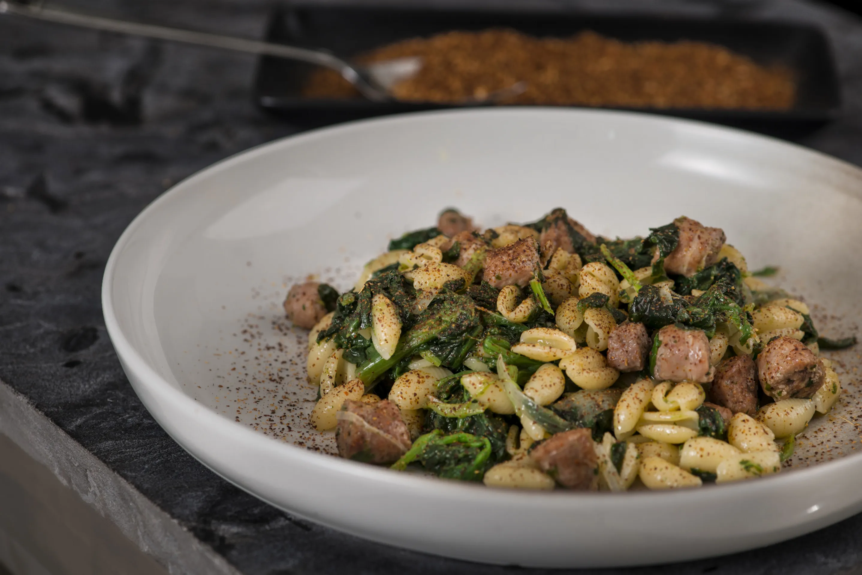 Cavatelli con salsiccia e friarielli con polvere di peperone crusco