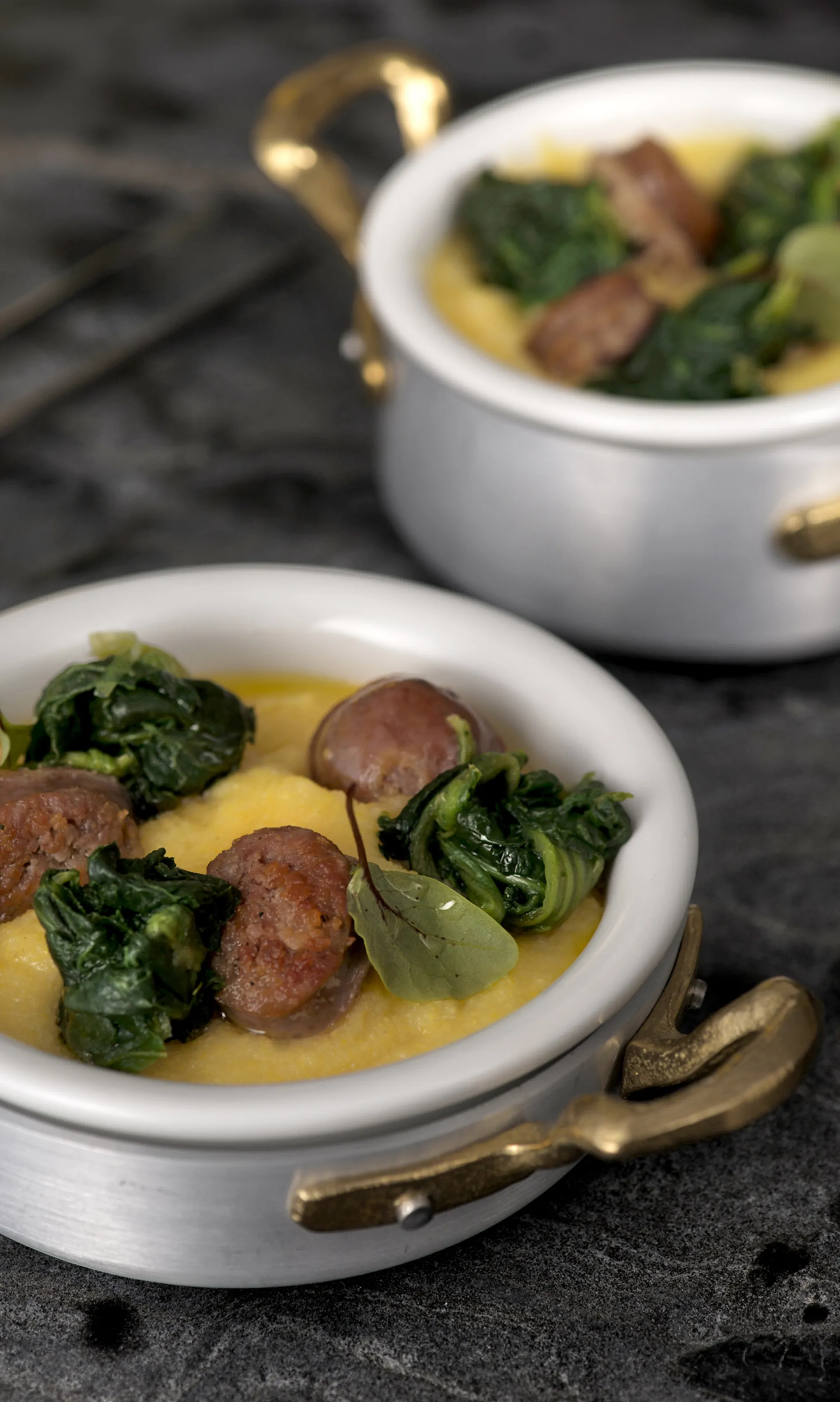 Polenta con spinaci e salsiccia