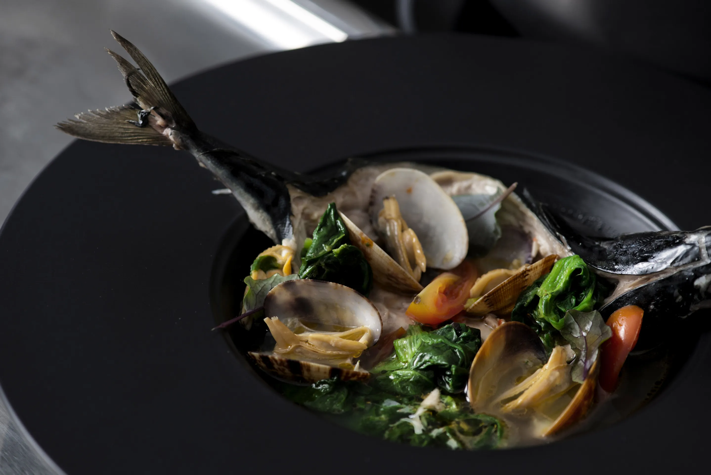 Sgombro all'acqua pazza con guazzetto di vongole e spinaci