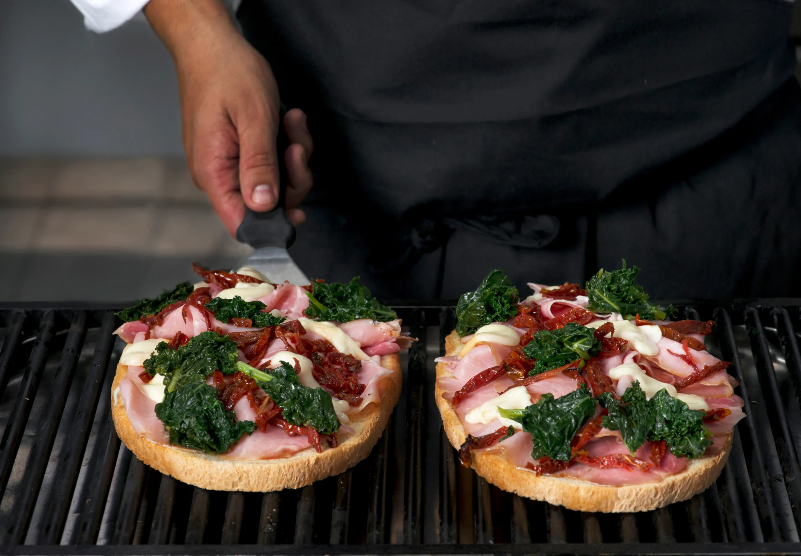 Bruschetta z prosciutto i jarmużem