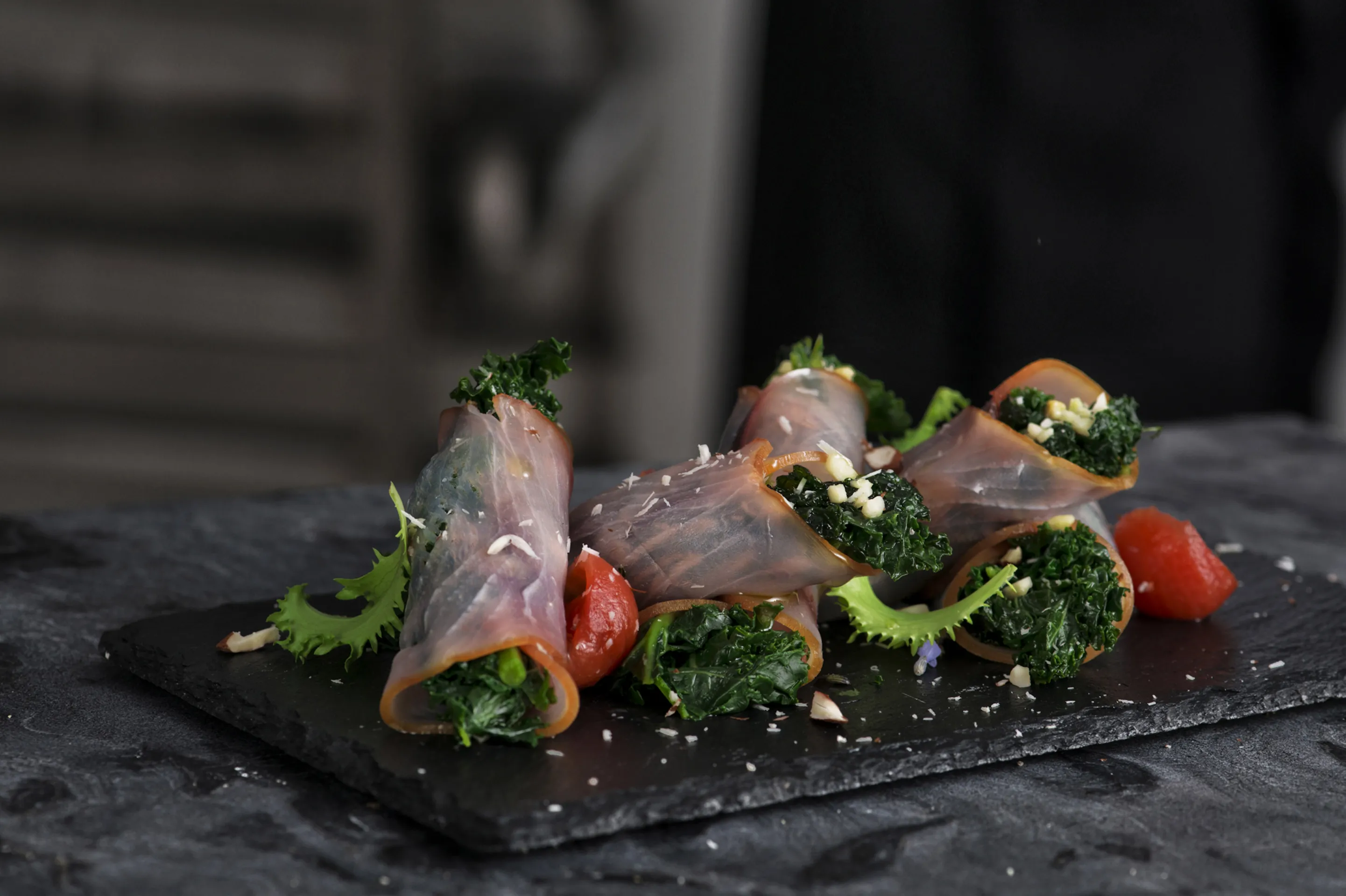 Involtini di pesce spada affumicato con cavolo nero riccio Kale e dressing al pompelmo