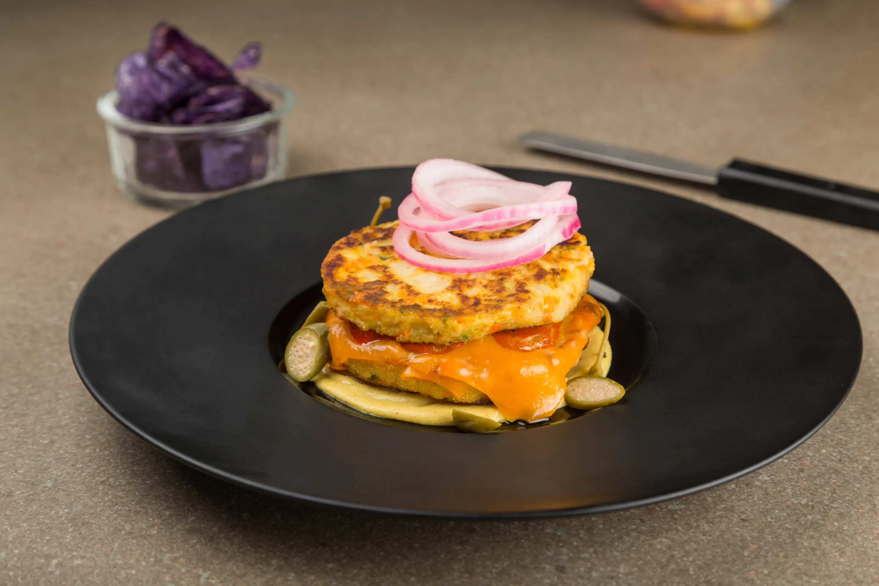 Cheeseburger al piatto con pomodori e maionese al curry