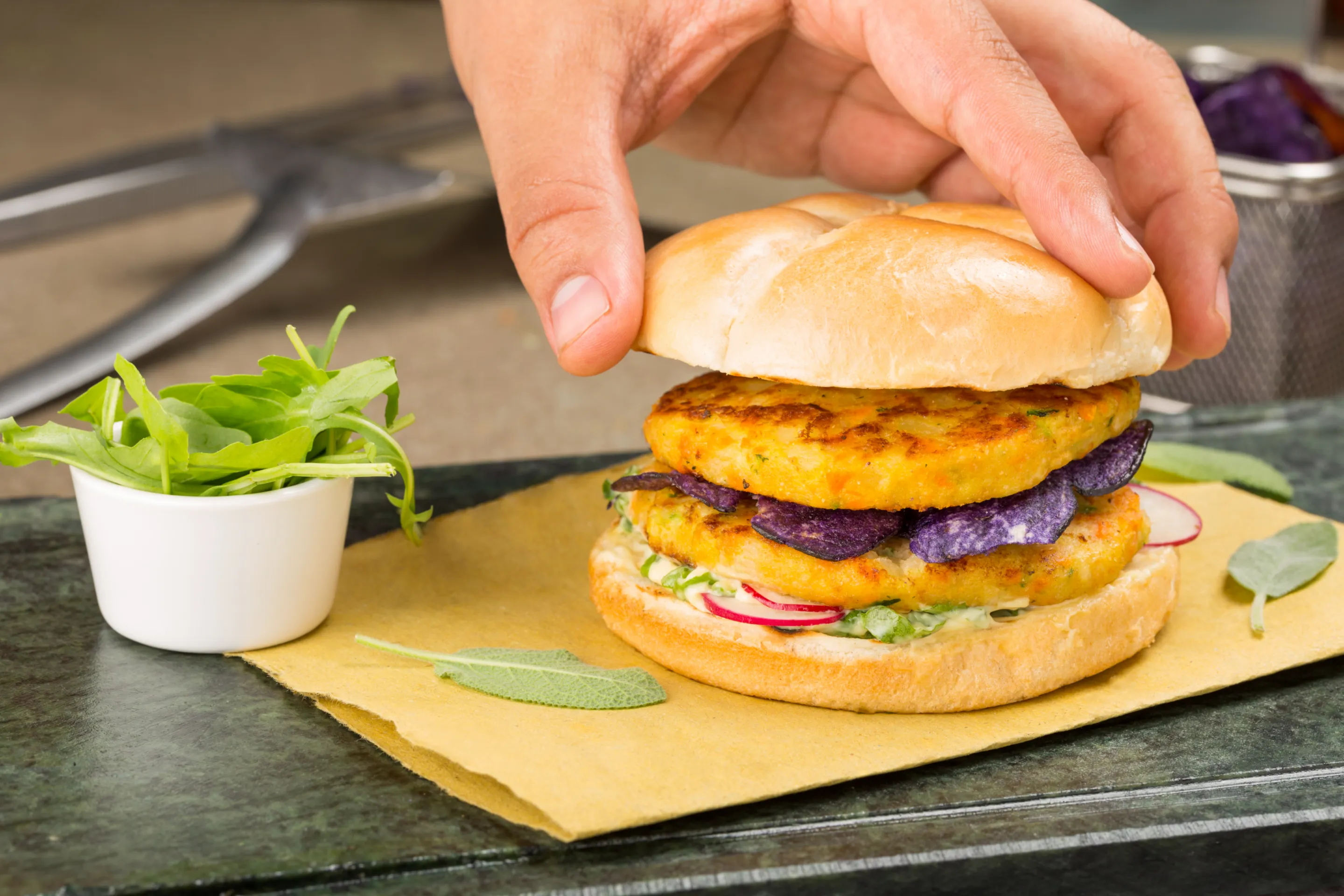 Doppio veggy burger con salvia e ravanelli