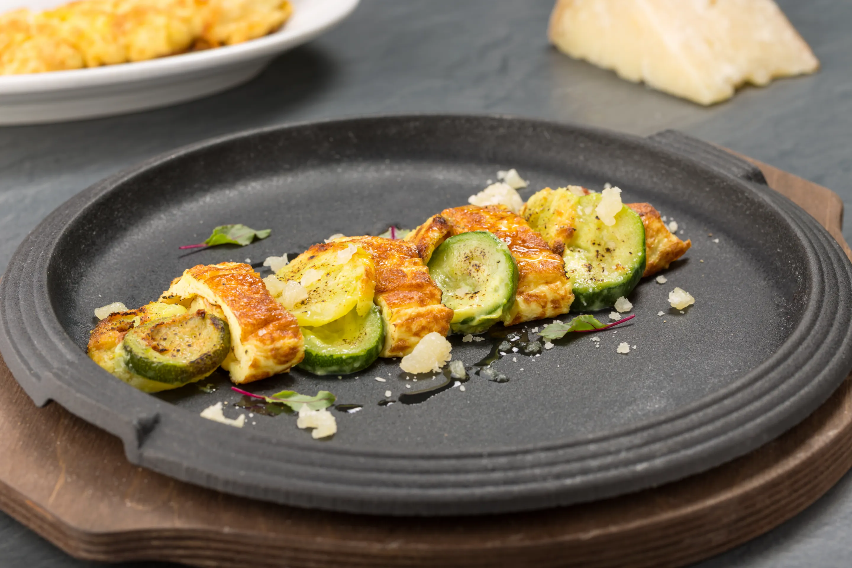 Omelete com gratinado de curgete e batata e fiore sardo