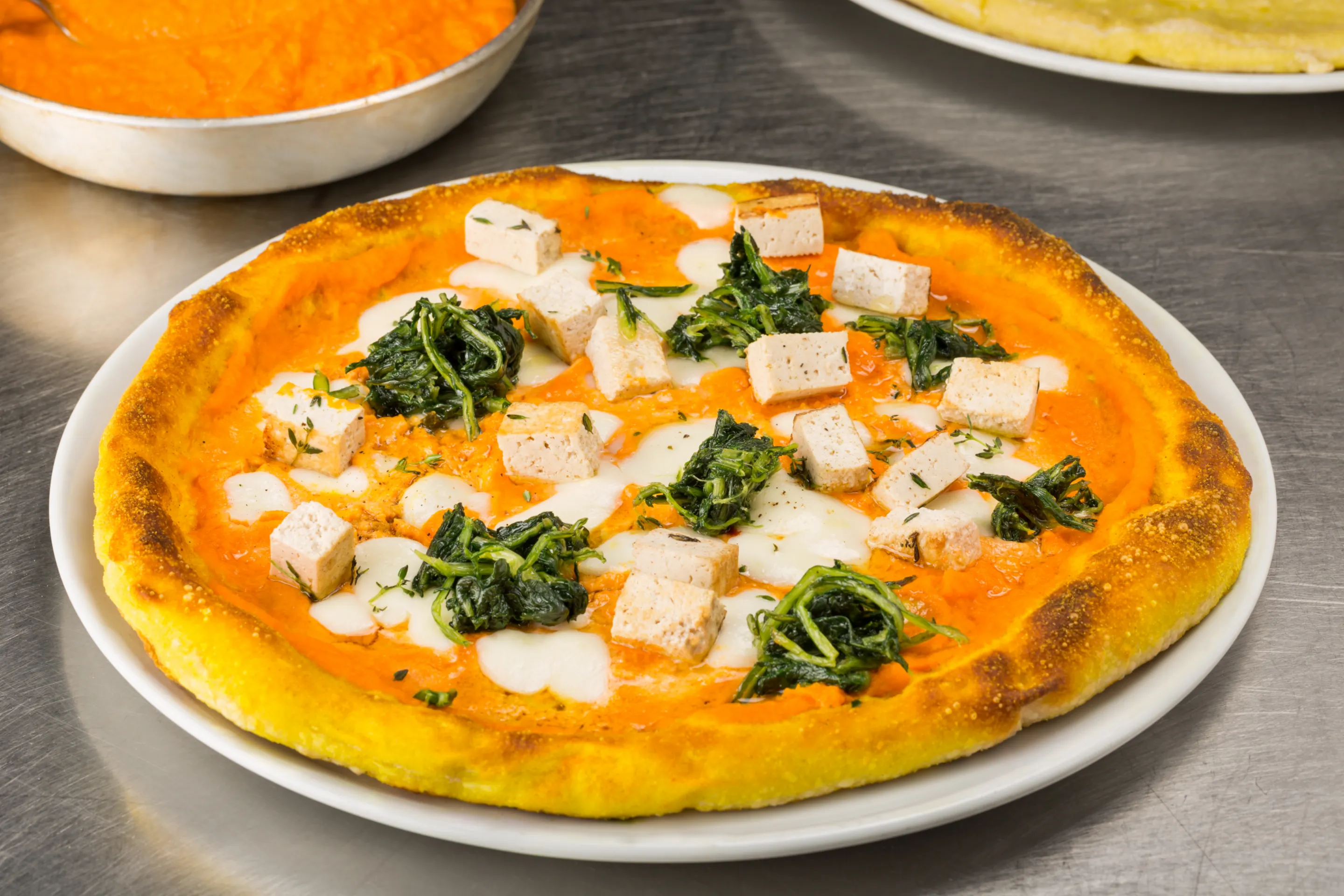 Pizza gourmet con crema di carote e tofu