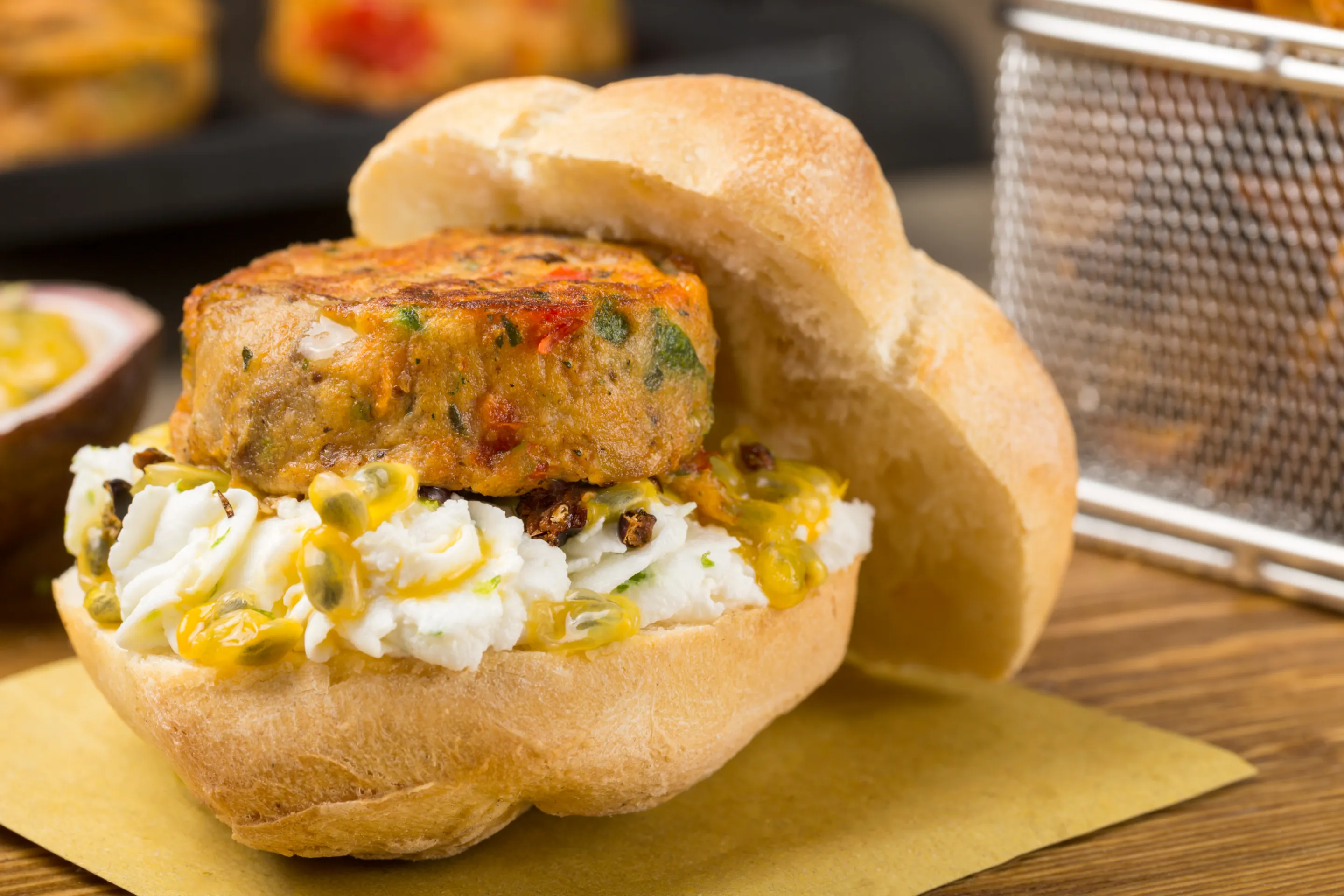 Rosetta com burguer vegetal, legumes assados e grão-de-bico