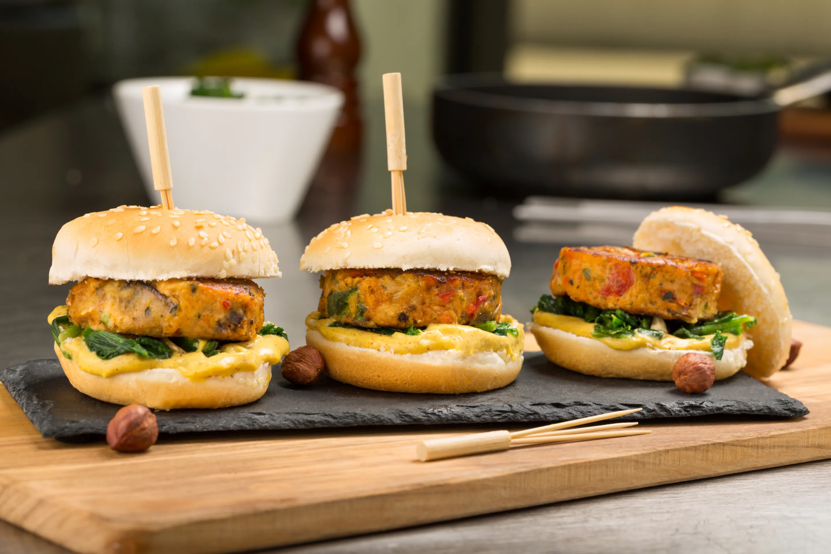 Trio de sanduíches com burguer de legumes assados e grão de bico
