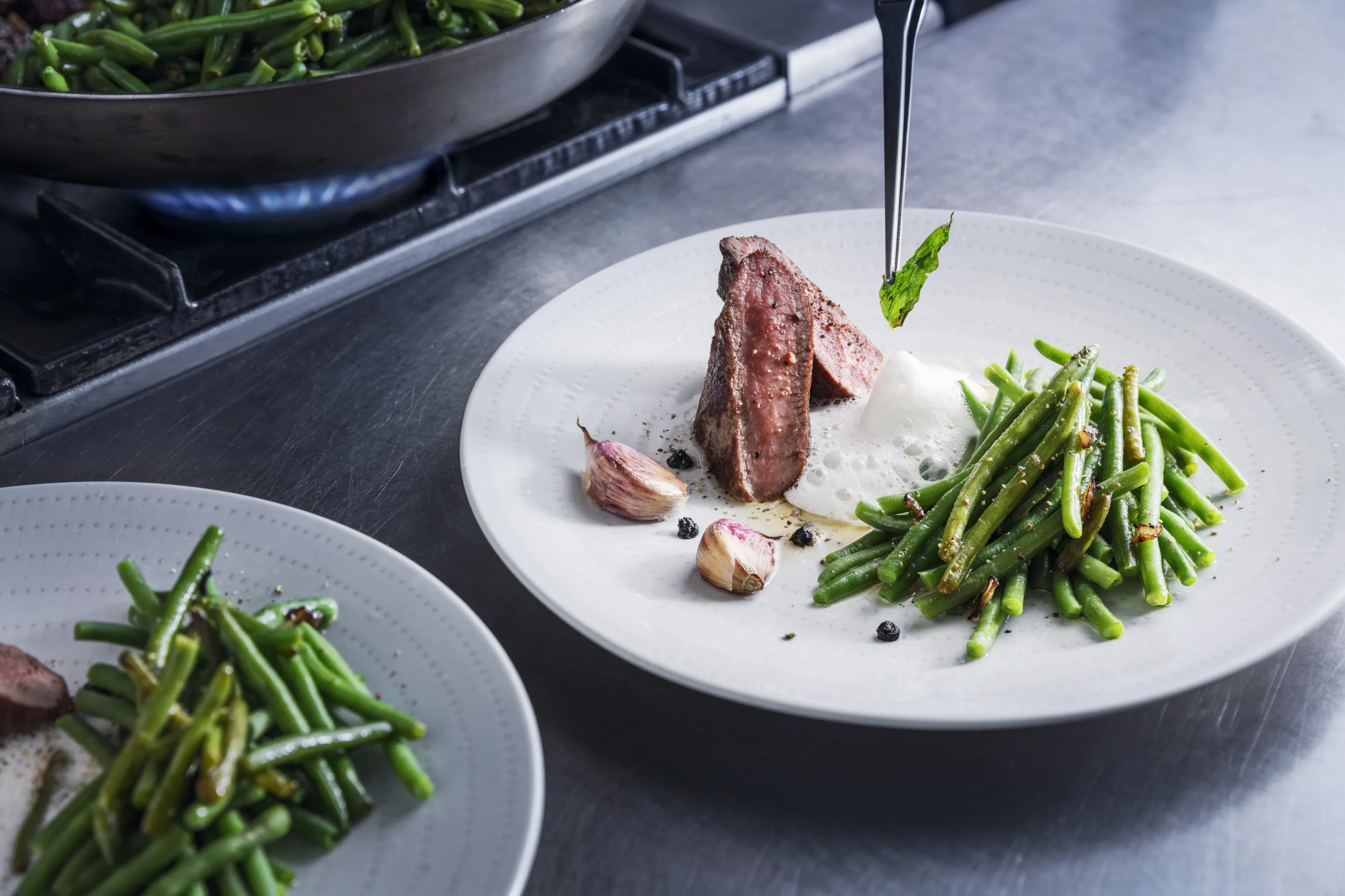 Haricots verts déclinaison d'ail et ses filets d'agneau