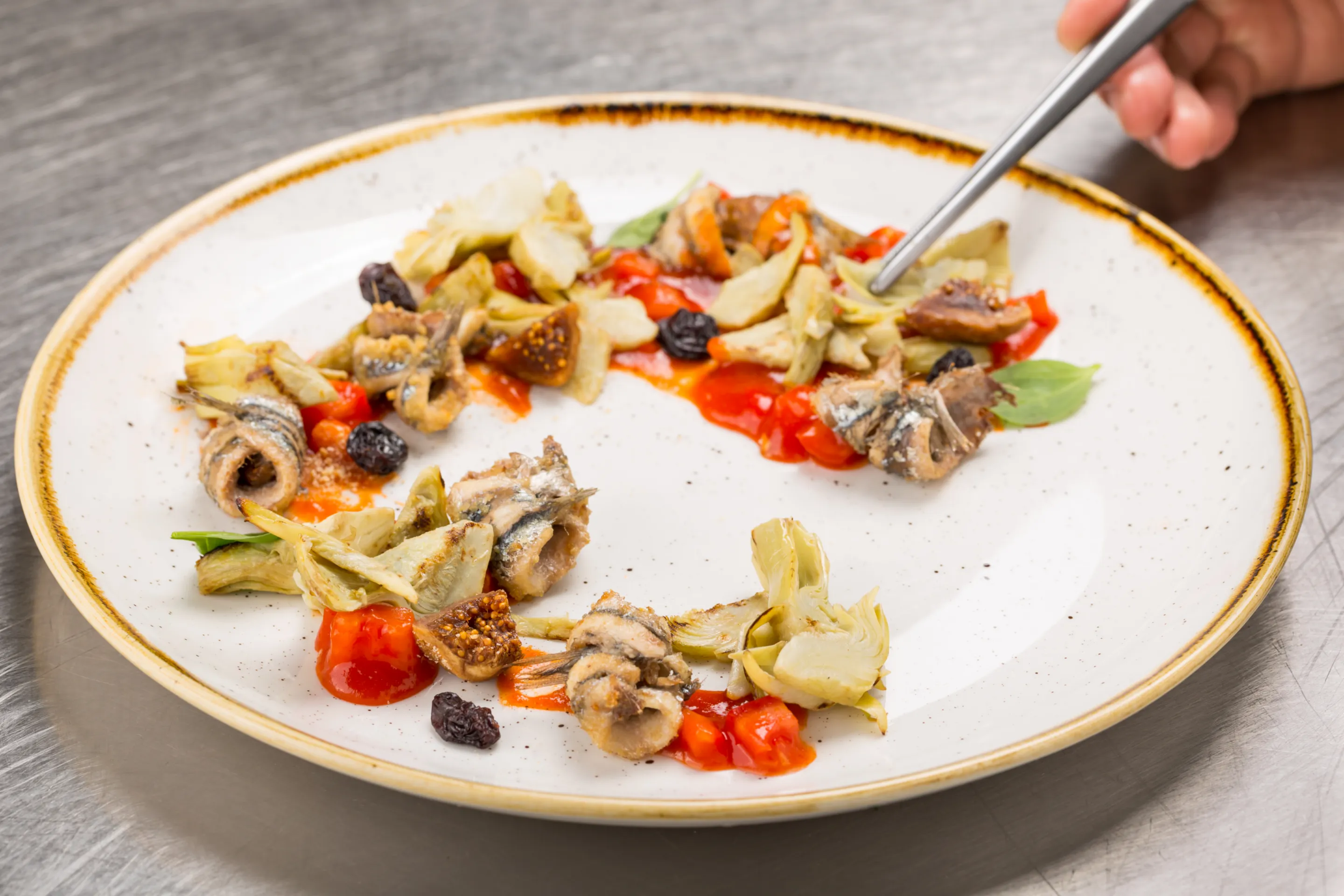 Julienne di carciofi con alici e marmellata di pomodori