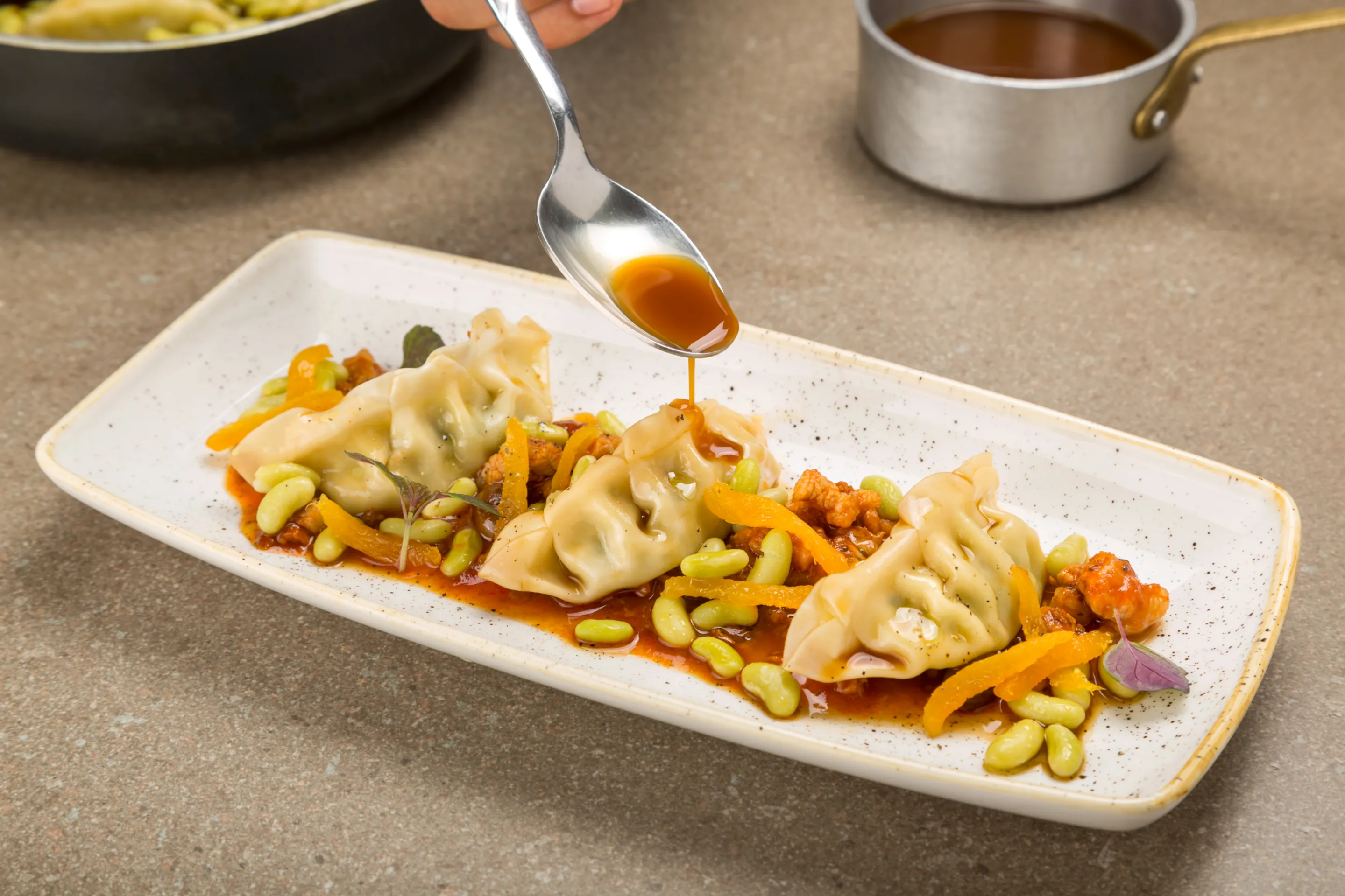 Ravioli di riso con fagiolotti verdi, albicocche e ragù di asino