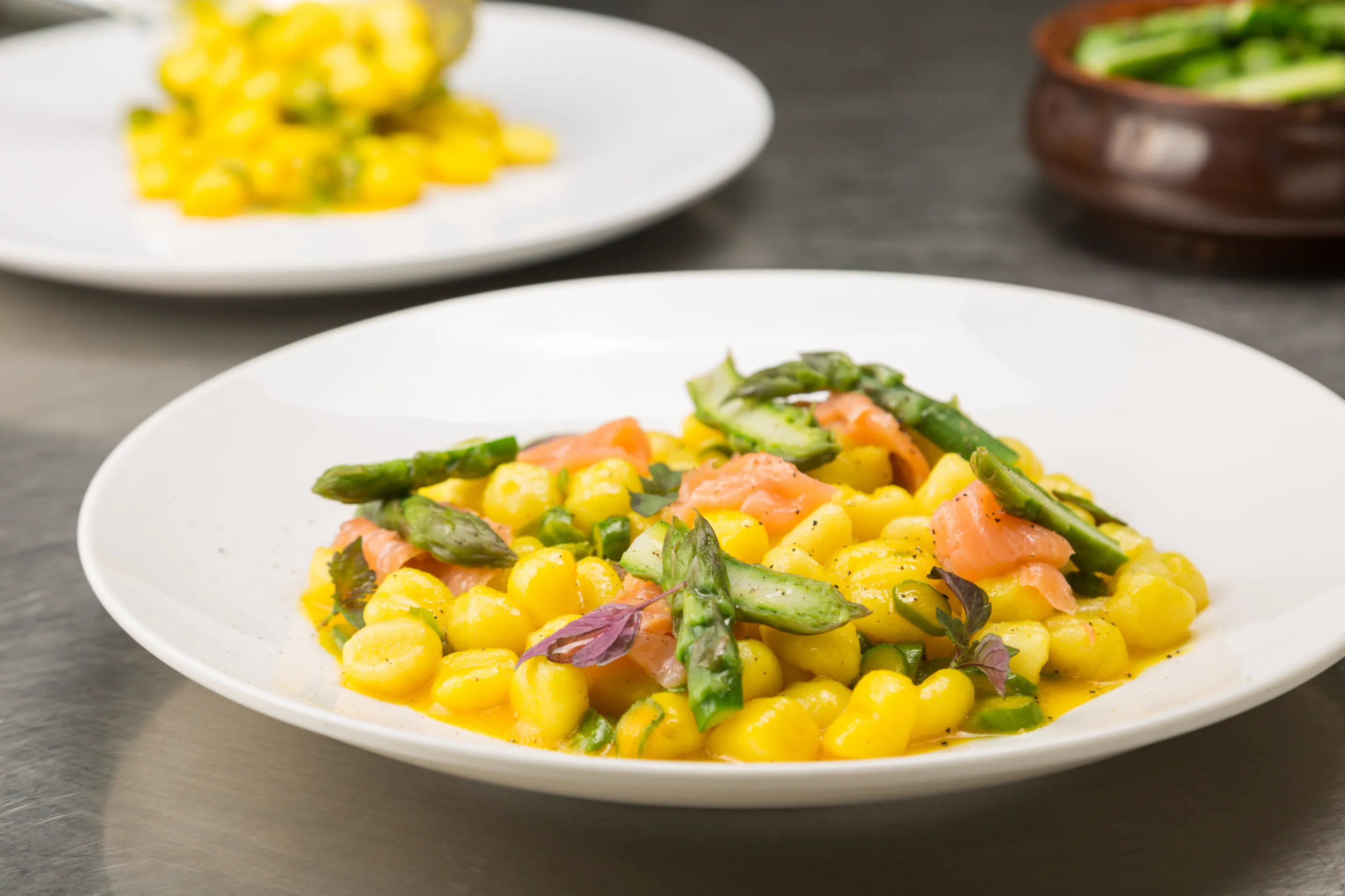 Gnocchetti agli asparagi, salmone e zafferano