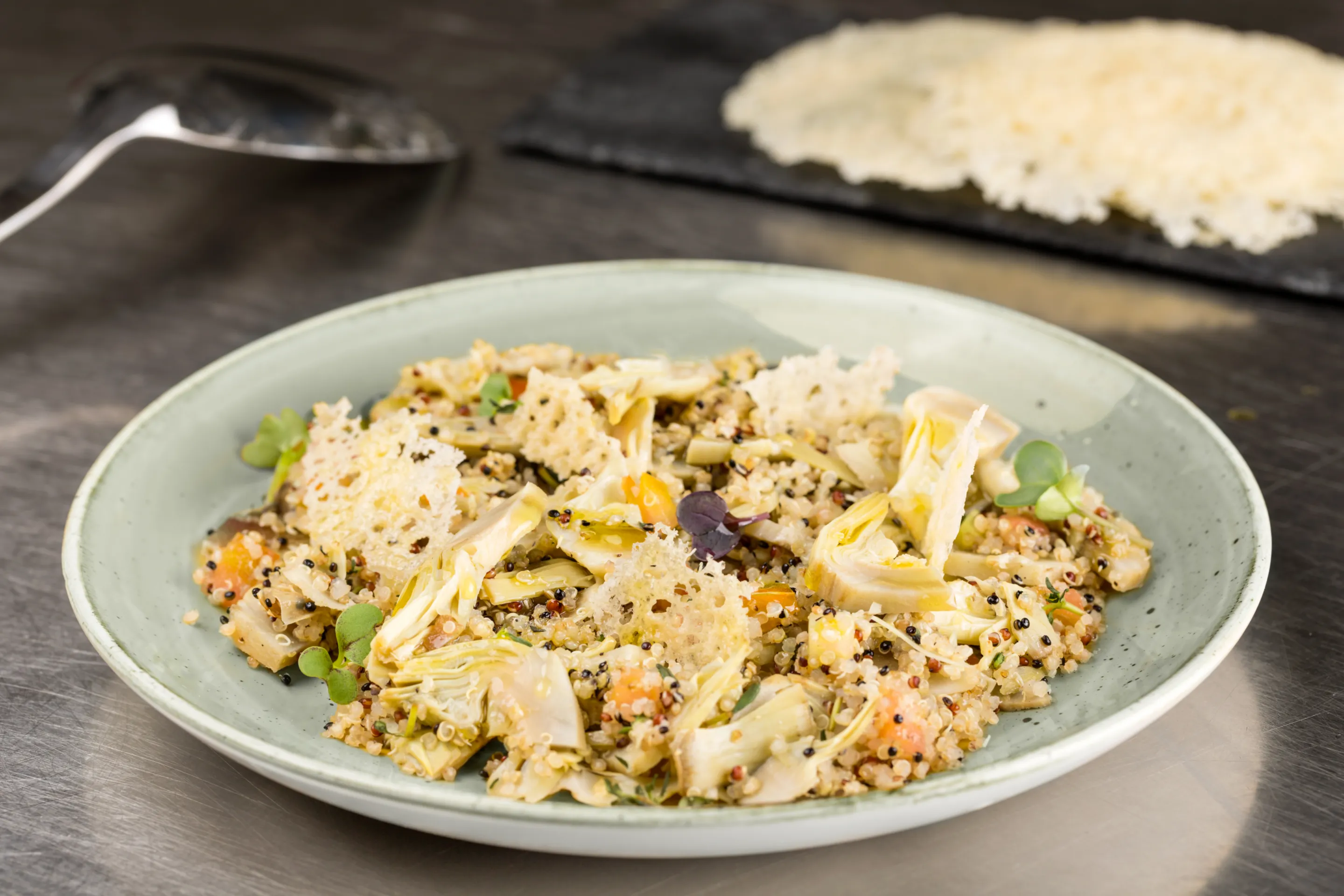 Insalatina di quinoa con carciofi, chips di parmigiano e maggiorana