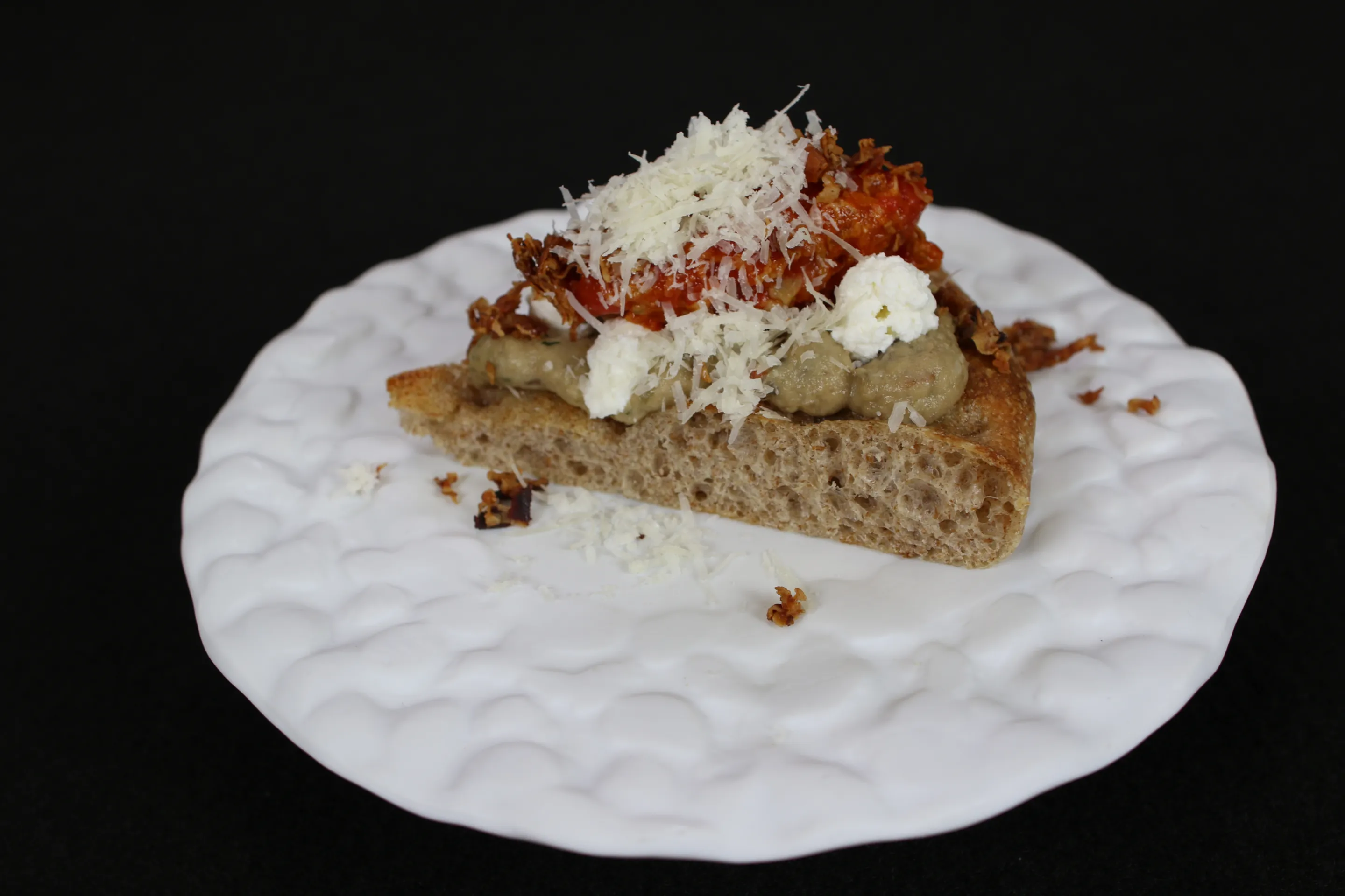 Pizza croccante con sugo all'amatriciana e hummus di melanzane fritte, formaggio cremoso e briciole di pecorino