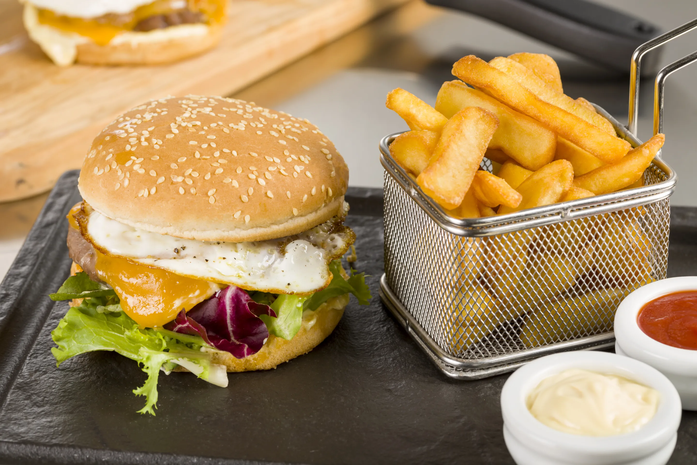 hamburger di podolica con ceddar bacon, uovo fritto e patatine fritte