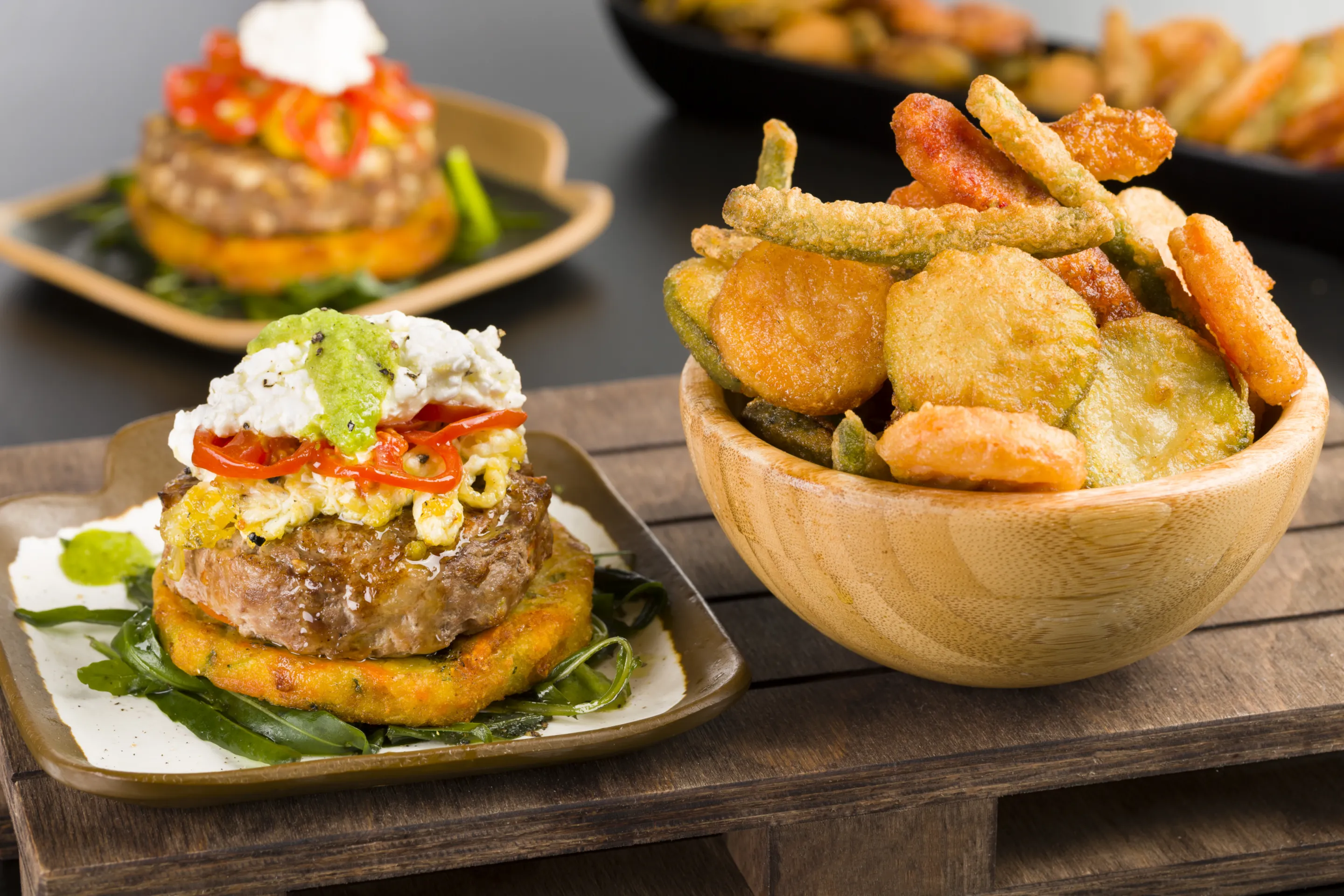 Hamburger di manzo con uovo strapazzato, senape, burger di verdure e patate e tempura di verdure