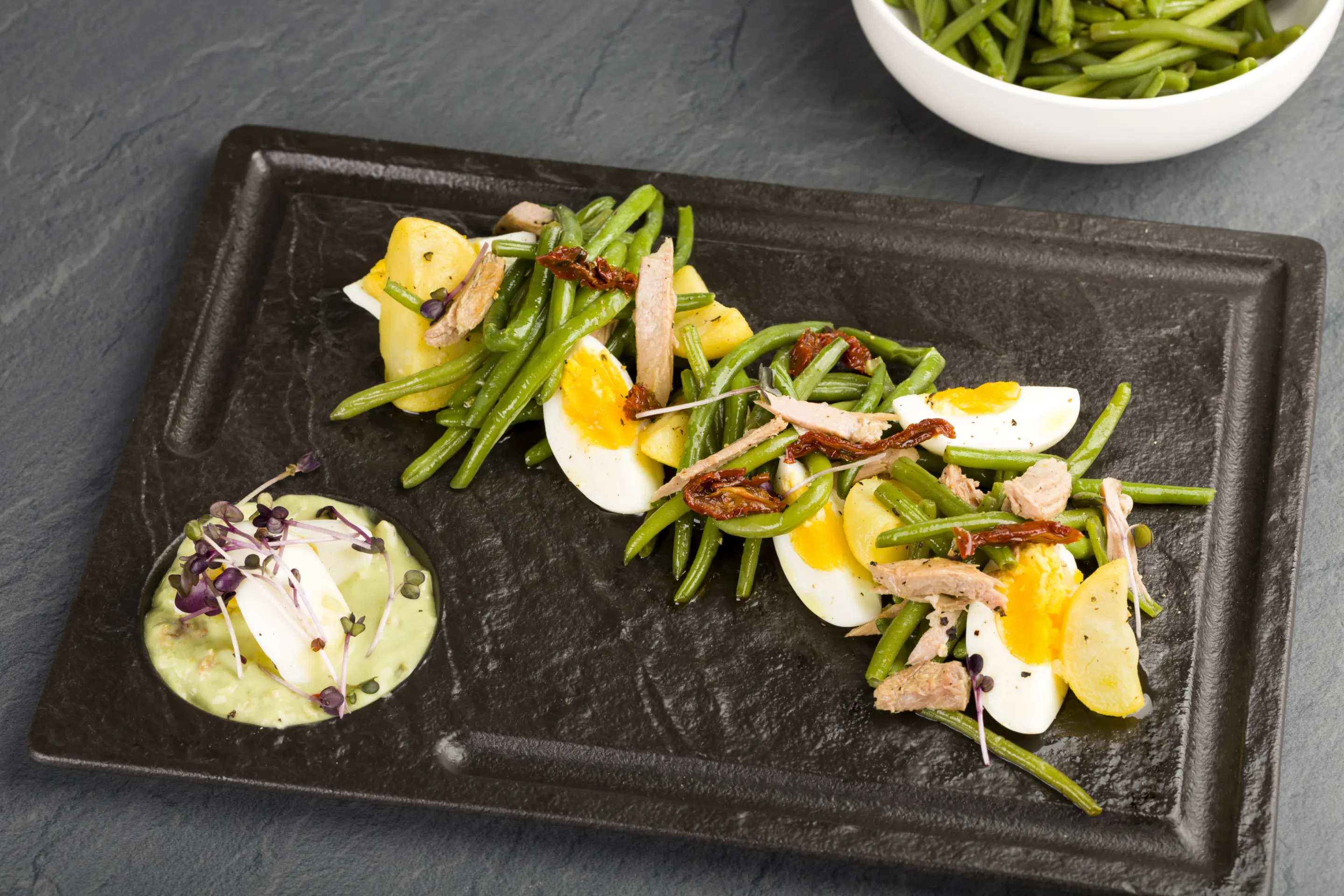 Insalata di patate con fagiolini verdi extra conditi, uova sode e tonno