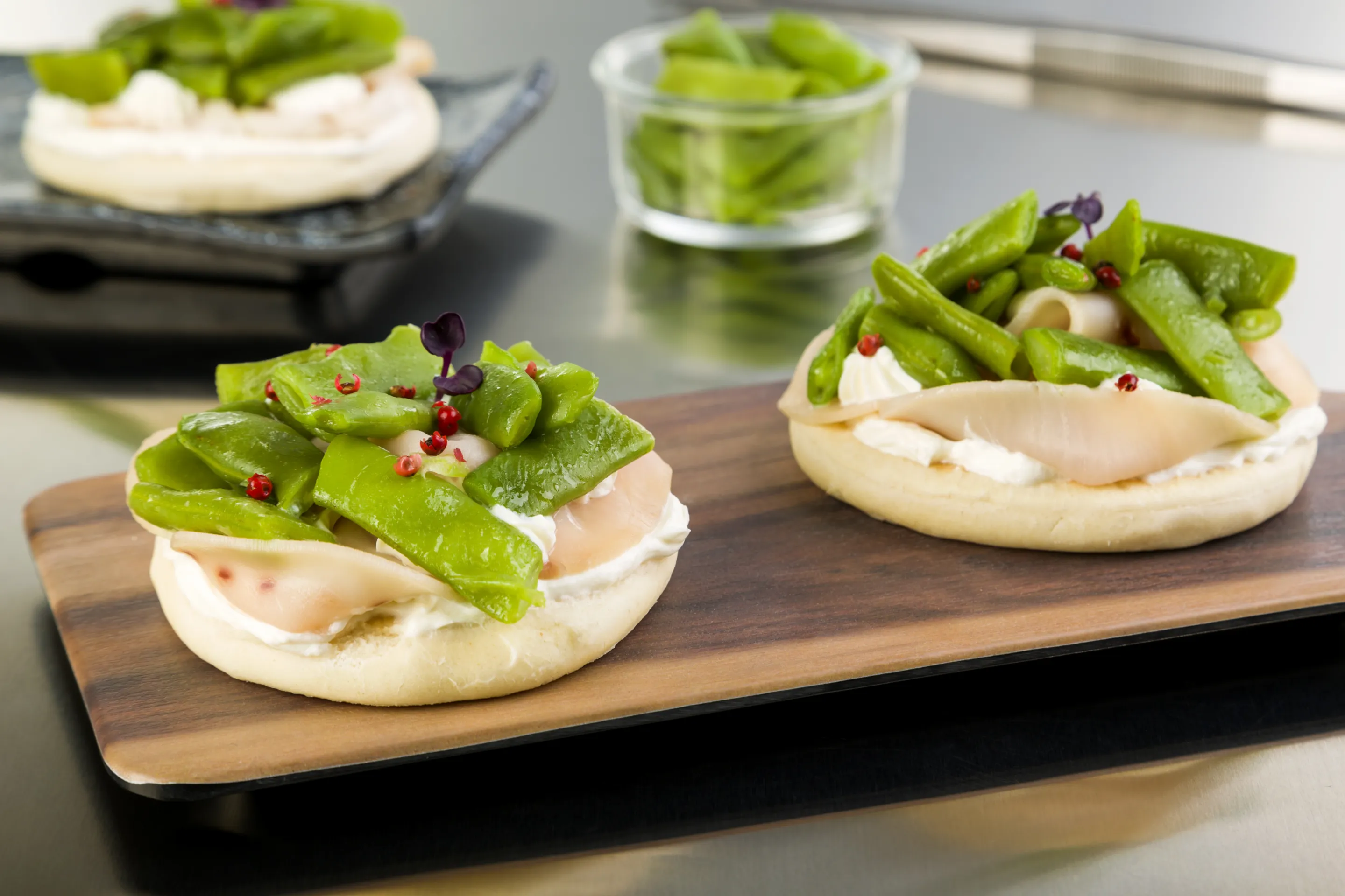 Pancakes salati con pesce spada, taccole e robiola