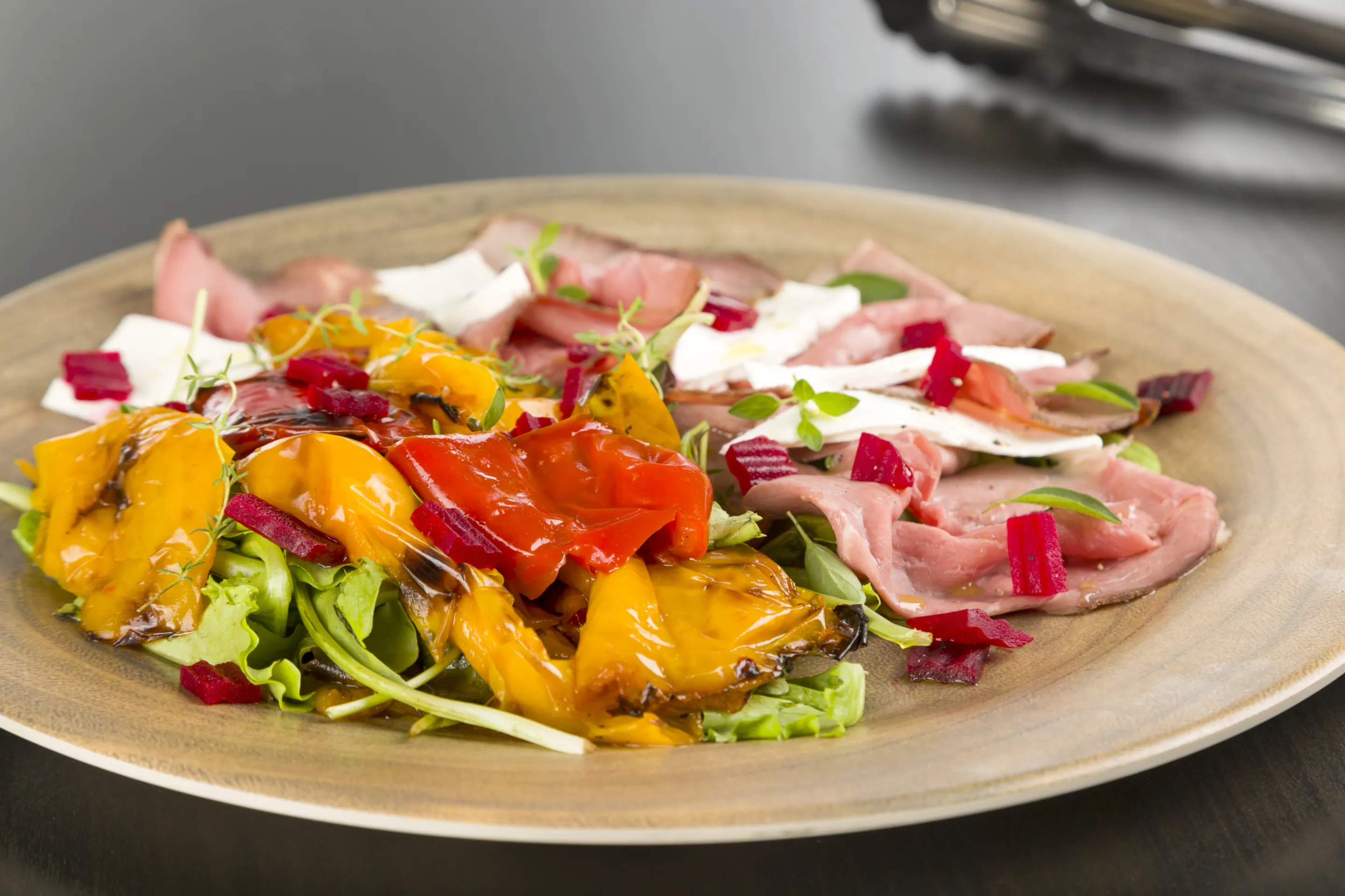 carpaccio di manzo con peperoni grigliati, primo sale e barbabietole rosse