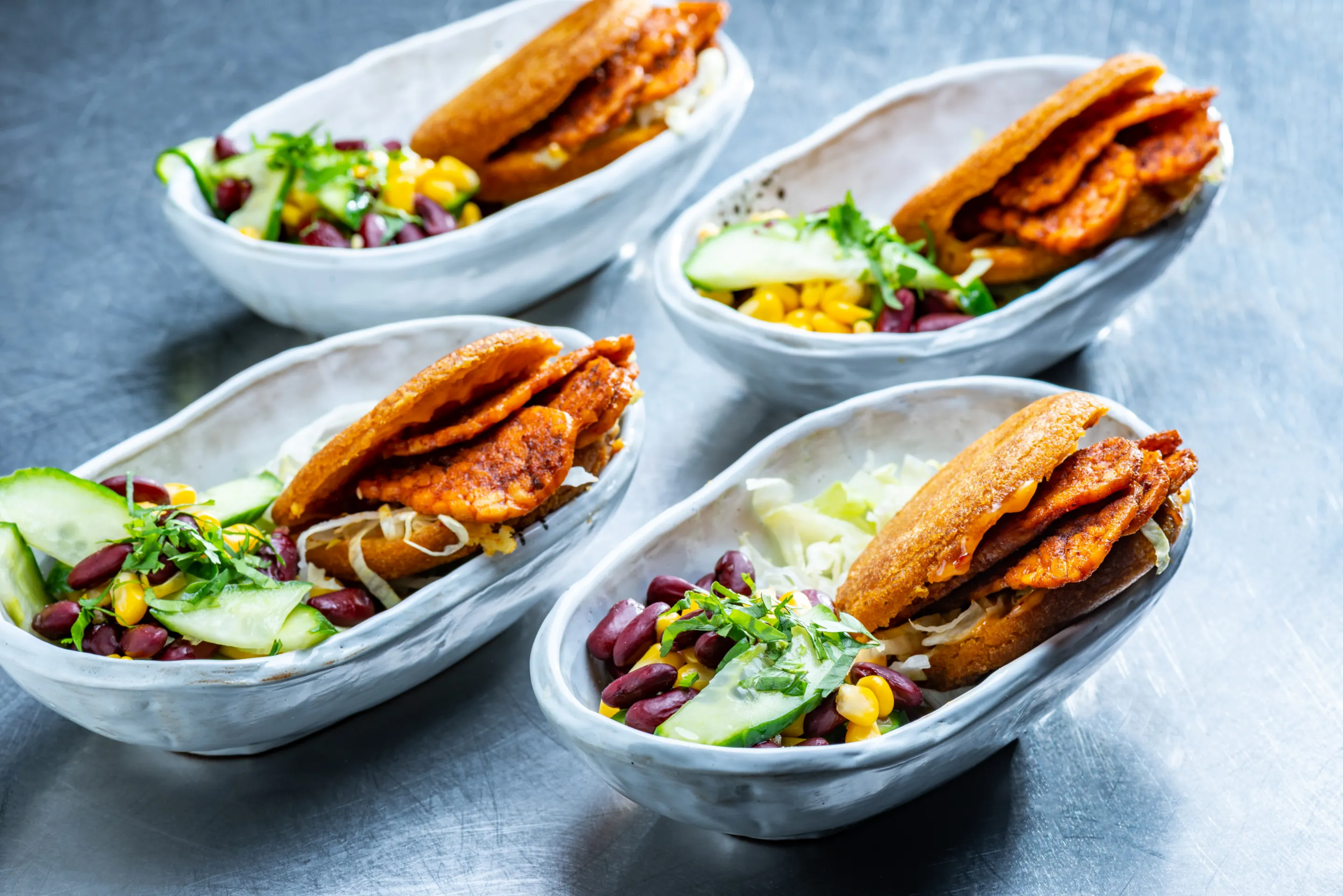 Easy Vegan: Arepa Maisbroodje met tempeh en salade