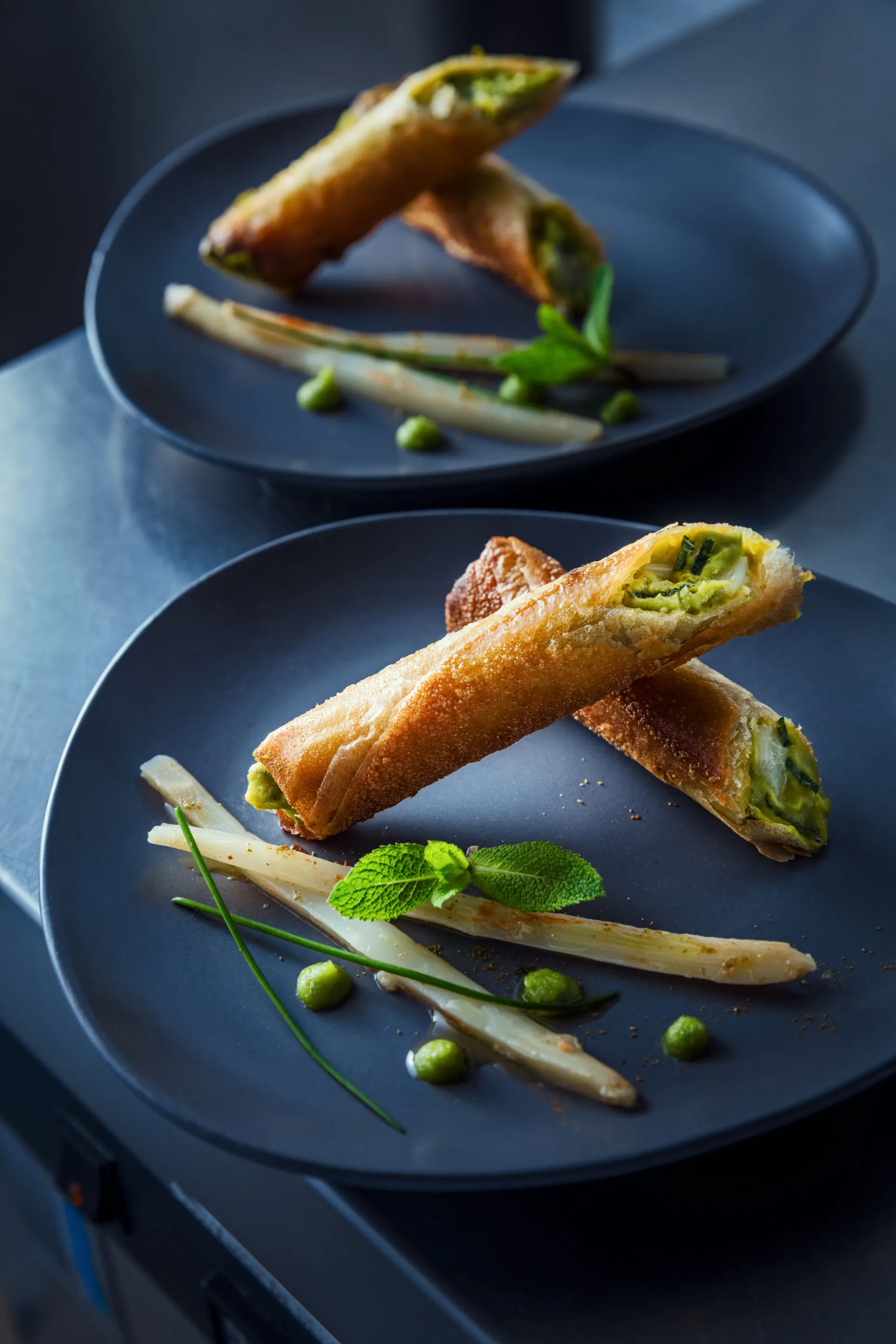 Involtini croccanti di asparagi con vinaigrette al wasabi