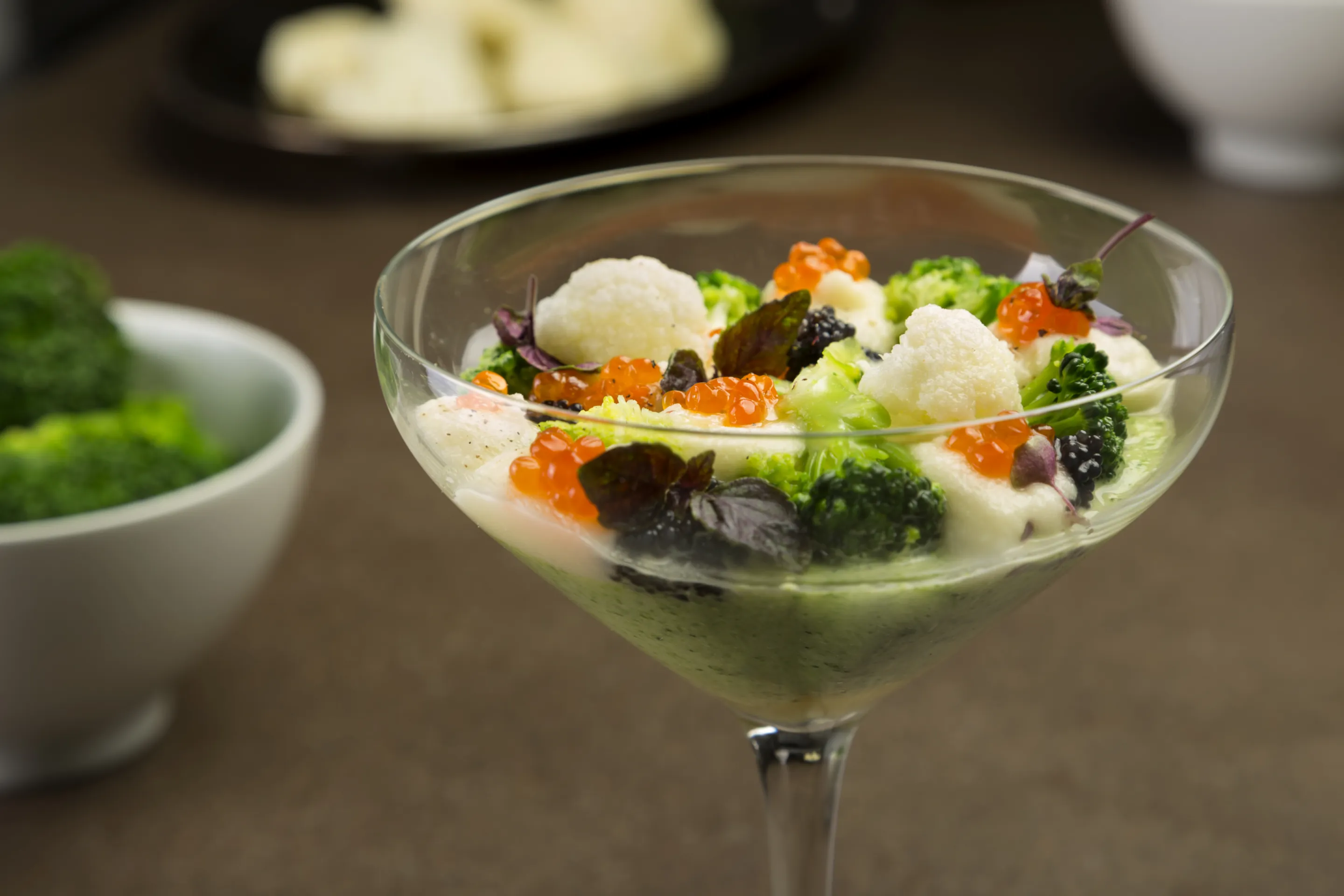Coppa fredda di broccoletti con uova di salmone e crema di cavolfiori