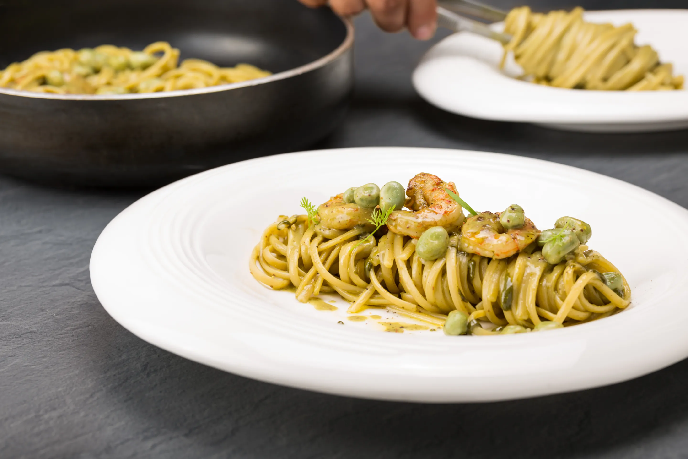 Linguine alle fave novelle, gamberi rossi e crema al pistacchio